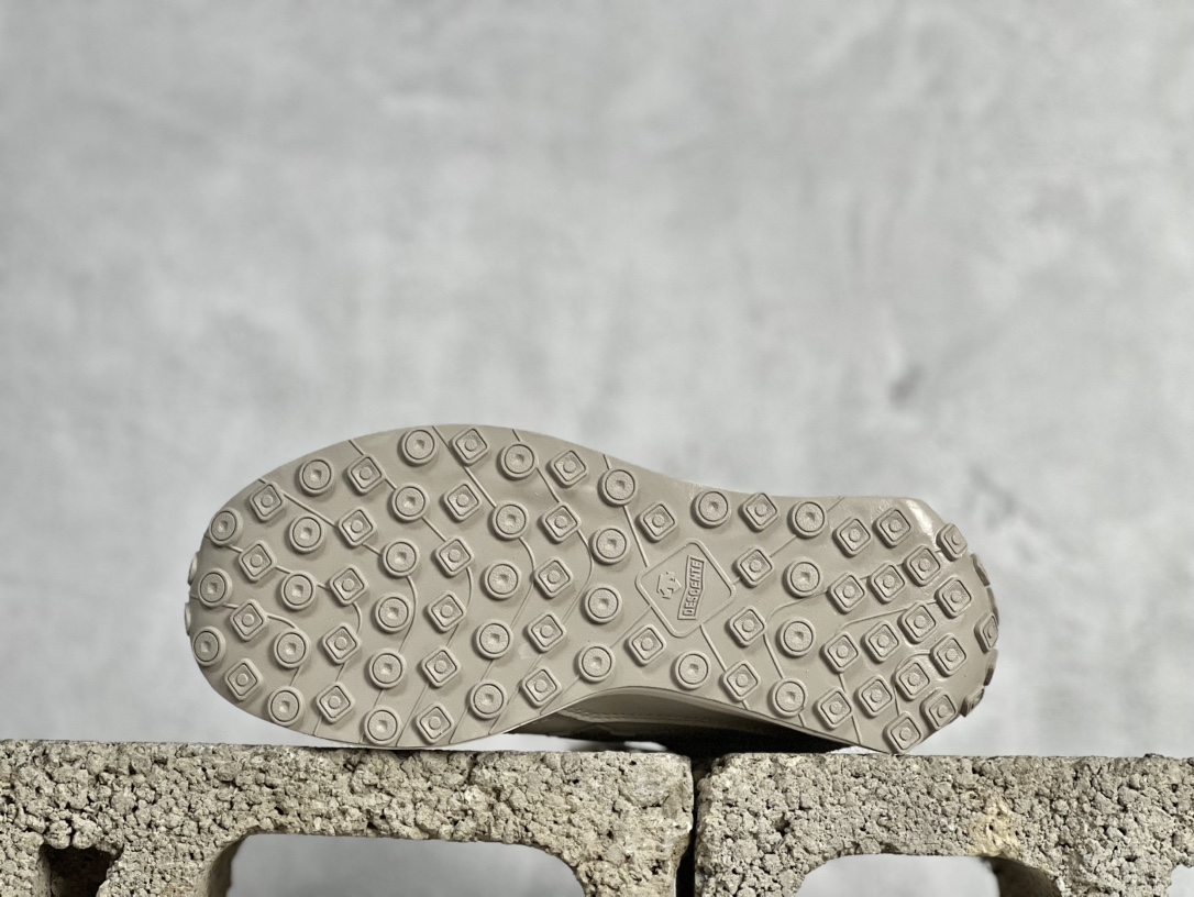 迪桑特DESCENTE系带舒适百搭防滑耐磨低帮生活休闲鞋 米色 SO323LCR78-CRPK