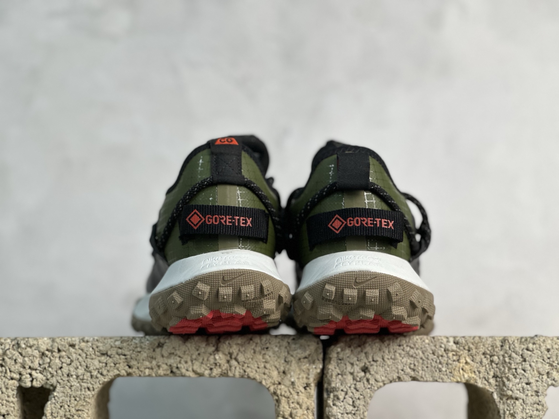 Nk ACG Mountain Fly Low GTX SE 户外登山运动鞋 DO9394-300