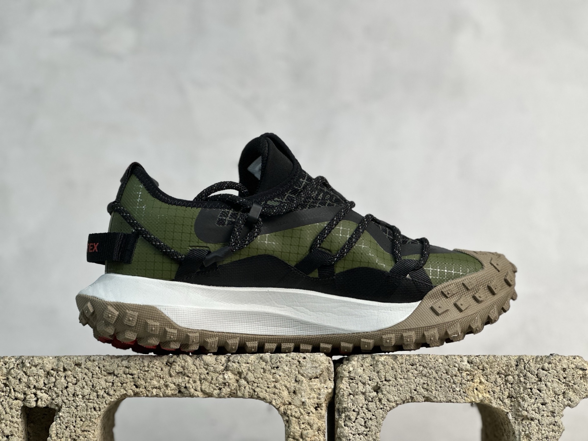 Nk ACG Mountain Fly Low GTX SE 户外登山运动鞋 DO9394-300