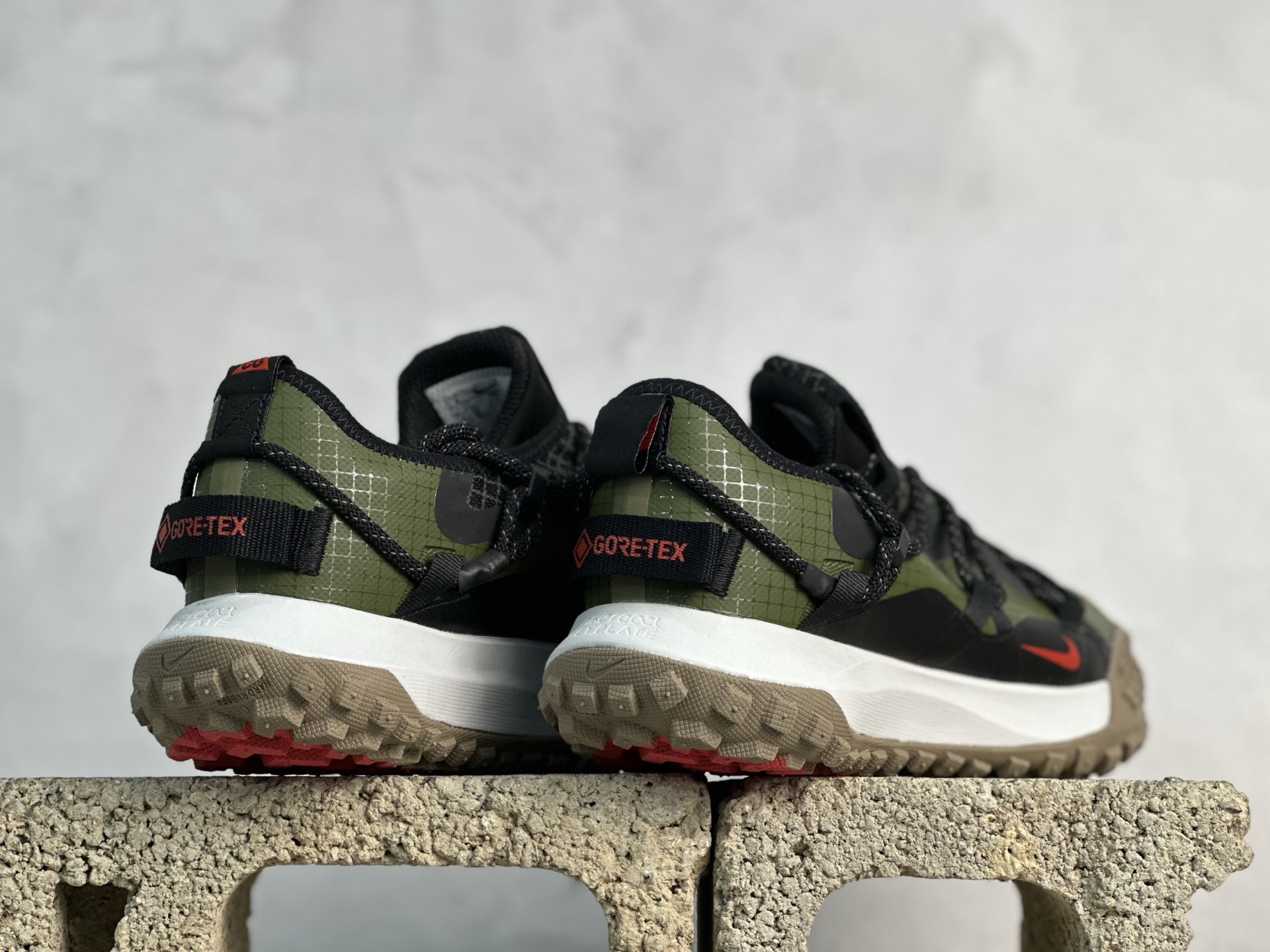 Nk ACG Mountain Fly Low GTX SE 户外登山运动鞋 DO9394-300