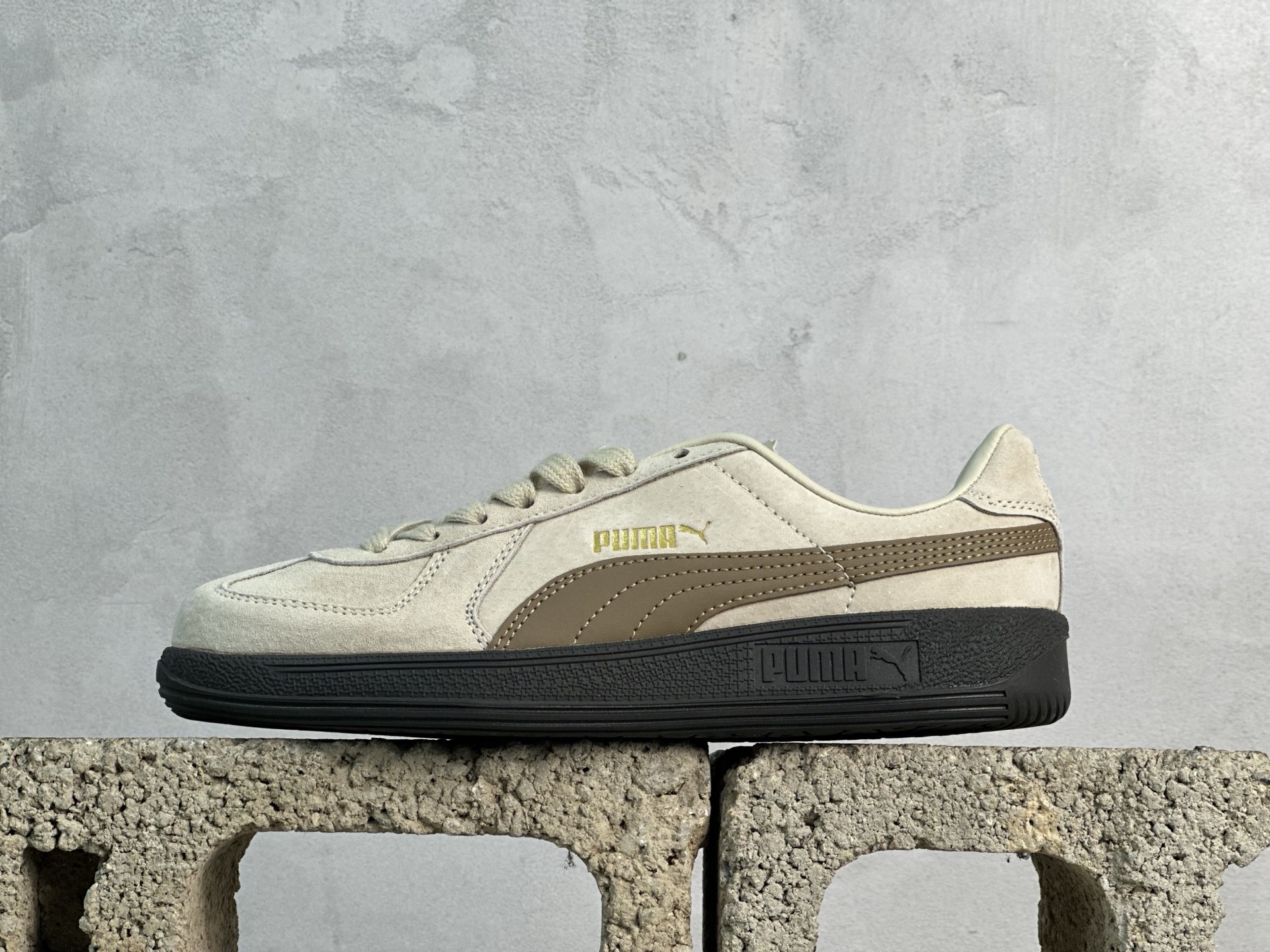 618福利 PUMA Palermo Trainer 彪马防滑耐磨低帮德训休闲板鞋 简约又不失设计巧思的帅气风格让它轻松驾驭日常休闲或滑板场合 运动兼具匠心 细节彰显品质 衬垫边缘以提供支撑和灵活性 强化鞋头以承受持续的磨损 耐磨性强 稳定性高 抓地更牢 不易打滑