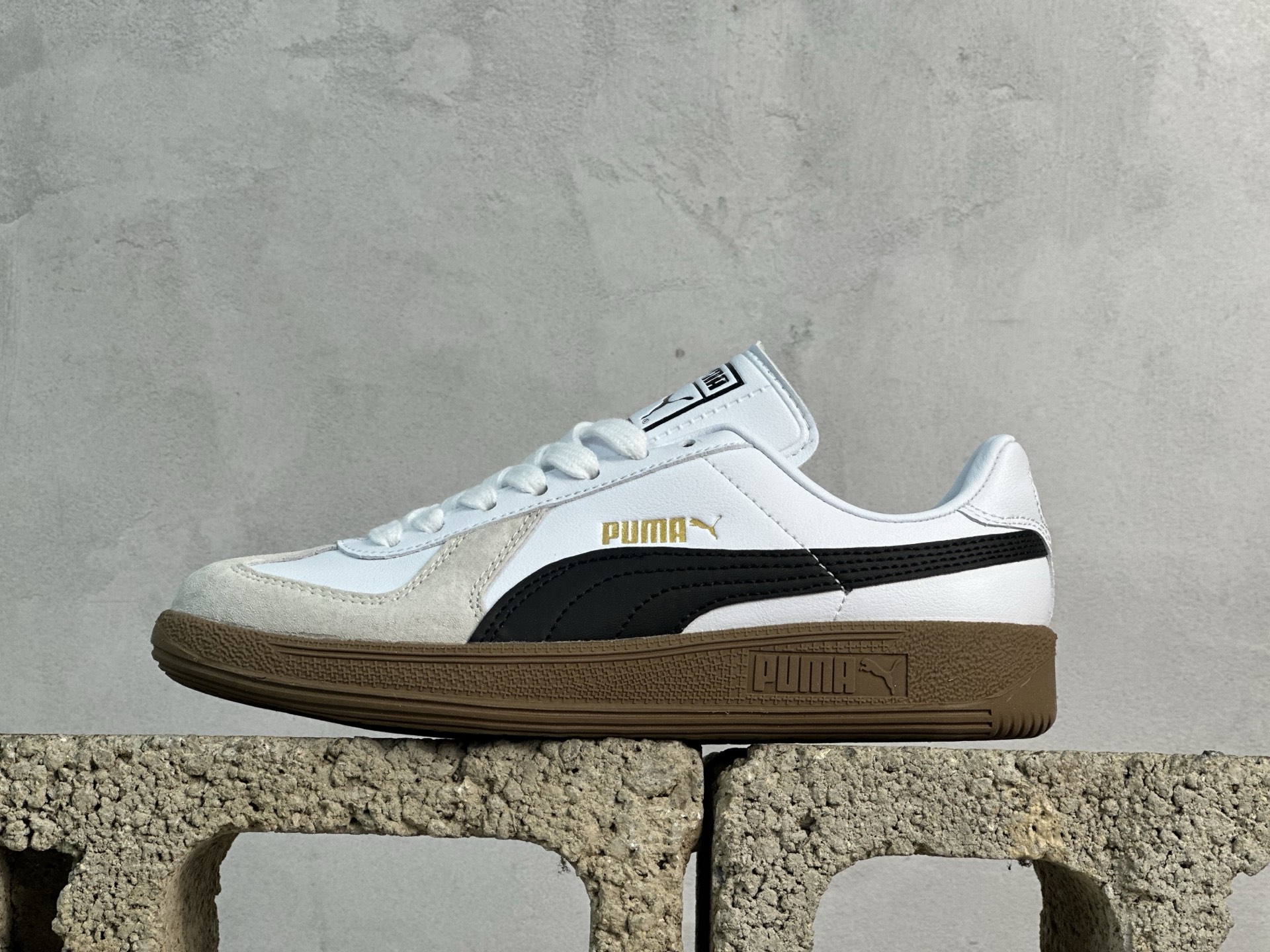 618福利 PUMA Palermo Trainer 彪马防滑耐磨低帮德训休闲板鞋 简约又不失设计巧思的帅气风格让它轻松驾驭日常休闲或滑板场合 运动兼具匠心 细节彰显品质 衬垫边缘以提供支撑和灵活性 强化鞋头以承受持续的磨损 耐磨性强 稳定性高 抓地更牢 不易打滑
