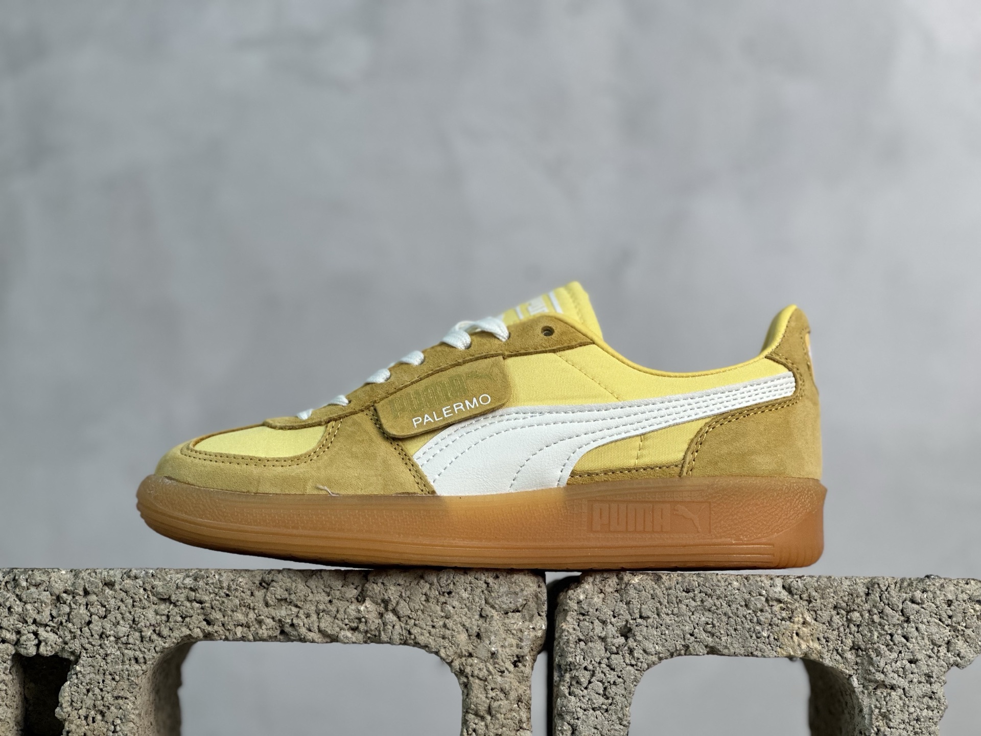 618福利 PUMA Palermo Trainer 彪马防滑耐磨低帮德训休闲板鞋 简约又不失设计巧思的帅气风格让它轻松驾驭日常休闲或滑板场合 运动兼具匠心 细节彰显品质 衬垫边缘以提供支撑和灵活性 强化鞋头以承受持续的磨损 耐磨性强 稳定性高 抓地更牢 不易打滑