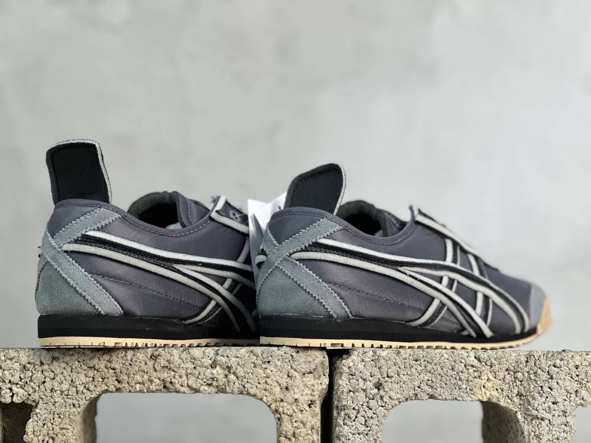 鬼塚虎/Onitsuka Tiger Mexico 66 SD 墨西哥升级版系列低帮复古经典虎爪百搭休闲皮革慢跑鞋 碳灰 海绵-莆田鞋,莆田鞋货源,高仿鞋,高仿鞋货源,安福档口,莆田高仿鞋,莆田鞋批发,高仿鞋批发,莆田高仿运动鞋,高仿运动鞋,莆田运动鞋 鬼塚虎/Onitsuka Tiger Mexico 66 SD 墨西哥升级版系列低帮复古经典虎爪百搭休闲皮革慢跑鞋 碳灰 海绵