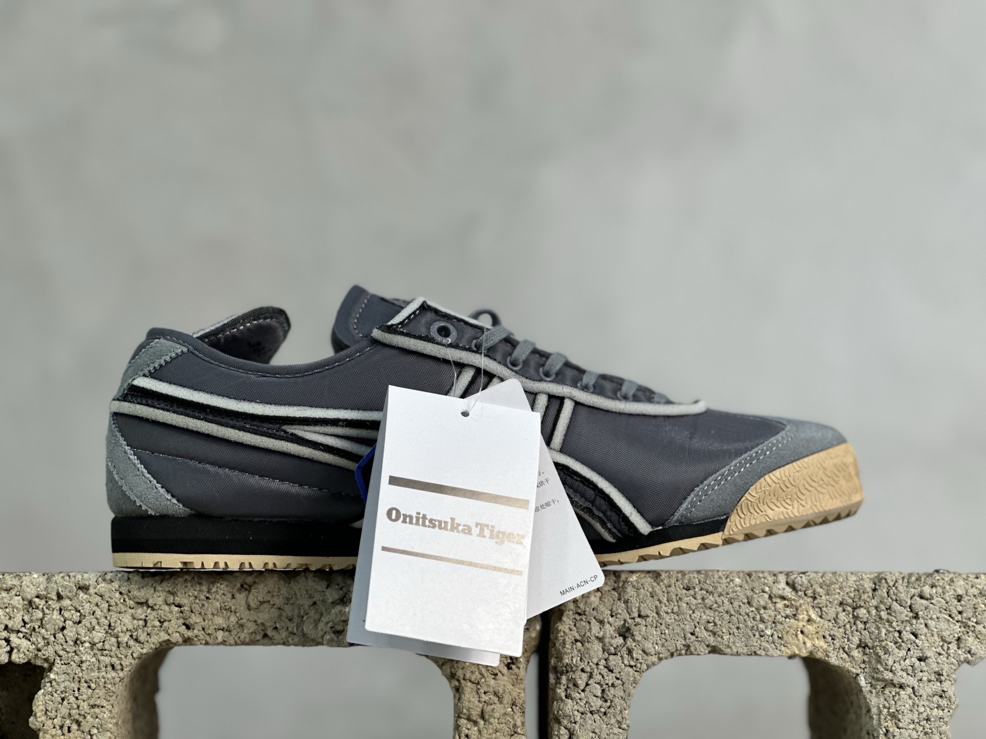 鬼塚虎/Onitsuka Tiger Mexico 66 SD 墨西哥升级版系列低帮复古经典虎爪百搭休闲皮革慢跑鞋 碳灰 海绵-莆田鞋,莆田鞋货源,高仿鞋,高仿鞋货源,安福档口,莆田高仿鞋,莆田鞋批发,高仿鞋批发,莆田高仿运动鞋,高仿运动鞋,莆田运动鞋 鬼塚虎/Onitsuka Tiger Mexico 66 SD 墨西哥升级版系列低帮复古经典虎爪百搭休闲皮革慢跑鞋 碳灰 海绵