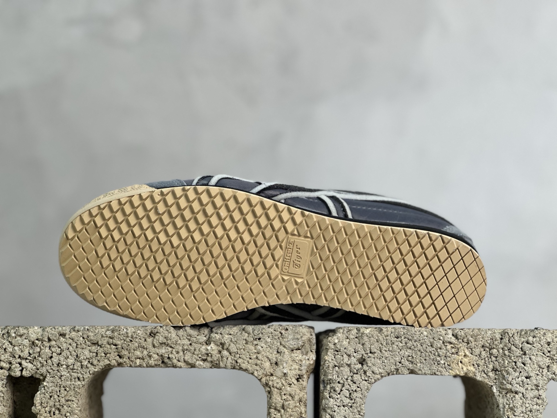 鬼塚虎/Onitsuka Tiger Mexico 66 SD 墨西哥升级版系列低帮复古经典虎爪百搭休闲皮革慢跑鞋 碳灰 海绵-莆田鞋,莆田鞋货源,高仿鞋,高仿鞋货源,安福档口,莆田高仿鞋,莆田鞋批发,高仿鞋批发,莆田高仿运动鞋,高仿运动鞋,莆田运动鞋 鬼塚虎/Onitsuka Tiger Mexico 66 SD 墨西哥升级版系列低帮复古经典虎爪百搭休闲皮革慢跑鞋 碳灰 海绵