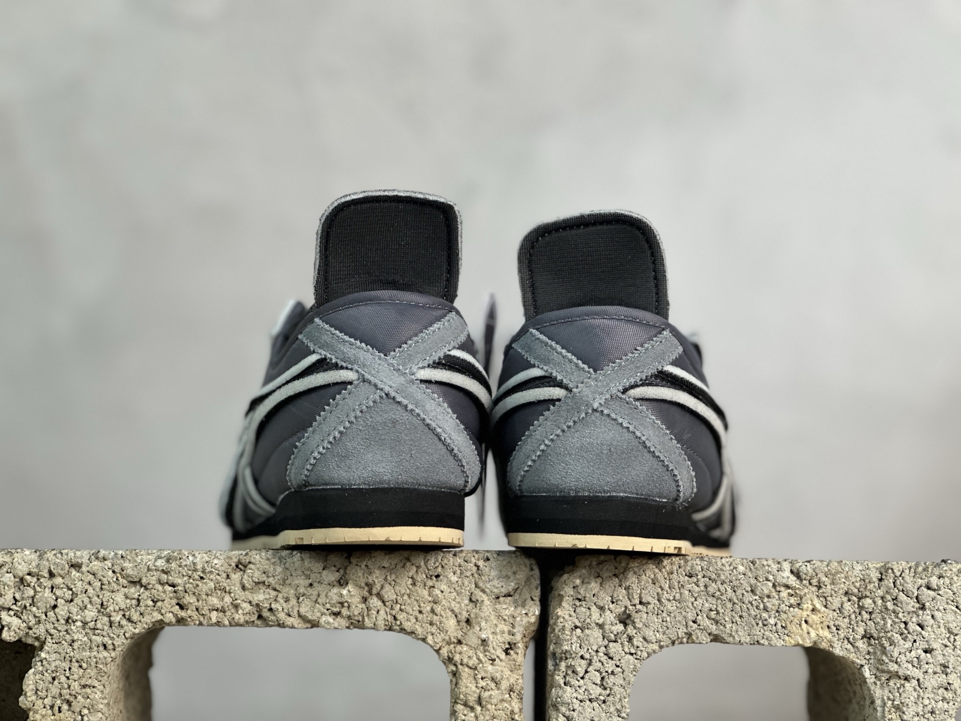 鬼塚虎/Onitsuka Tiger Mexico 66 SD 墨西哥升级版系列低帮复古经典虎爪百搭休闲皮革慢跑鞋 碳灰 海绵-莆田鞋,莆田鞋货源,高仿鞋,高仿鞋货源,安福档口,莆田高仿鞋,莆田鞋批发,高仿鞋批发,莆田高仿运动鞋,高仿运动鞋,莆田运动鞋 鬼塚虎/Onitsuka Tiger Mexico 66 SD 墨西哥升级版系列低帮复古经典虎爪百搭休闲皮革慢跑鞋 碳灰 海绵