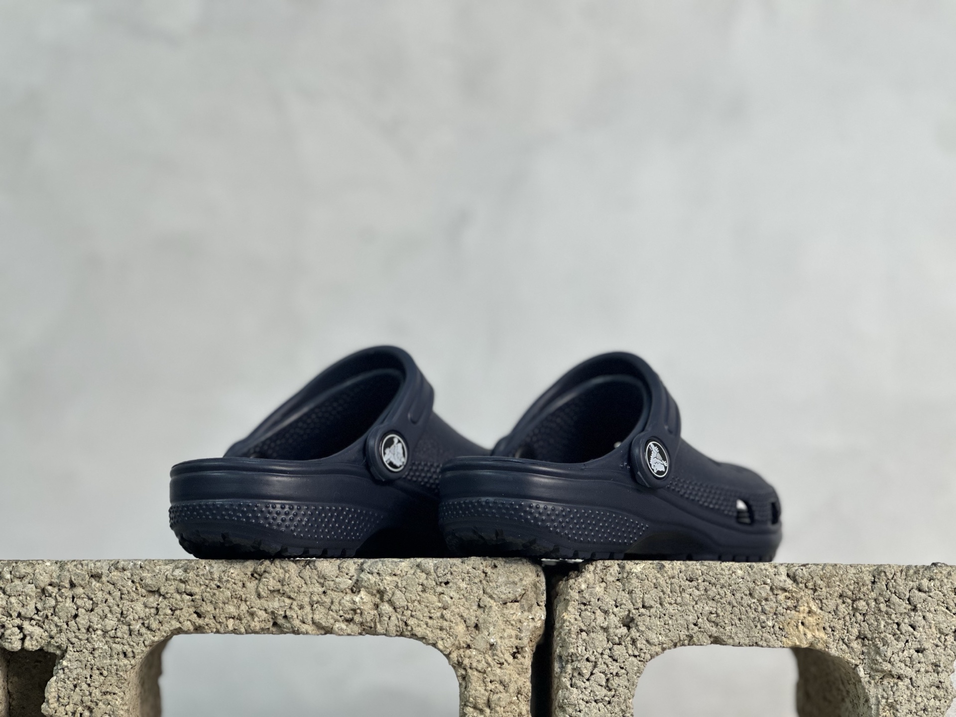 图片[7]-童鞋 尺码：C8=（25）C9=(26)，C10=(27)，C11=(28)， C12=(29)，C13=(30-31)，J1=(32)，J2=(33-34)， J3=(35-36) 原厂版本 震撼来袭 ！！！全网独家 原厂外贸订单！！！秒杀市面所有版本没有之一！！！ Crocs卡骆驰Classic clog 运动 经典明星洞洞儿童凉鞋 儿童款 经夏季经典两用沙滩洞洞鞋 凉鞋拖鞋 透明防水袋包装 注意配件需单独购买 超轻Croslite专利材料打造 鞋面更加耐用易清洗 该鞋款轻盈舒适 2002年 经典克骆格诞生 秉承外形简单 穿着舒适的初衷 不断为消费者带来舒适的穿着体验 穿出“趣”味 鞋面洞洞可搭彰显个性的智必星 一鞋两穿 可调节式后跟带增添鞋身的稳固性能 放前面变成愜意舒适的凉拖 放后面行走跑跳更加稳妥 Croslite ™材料 封闭式细胞树脂 能够在体温作用下自动变形以适应脚部形状 涉水性优秀的同时易于清洁 抓地力强 不易打滑 Crocs的核心理念：轻便 灵活 全方位的舒适感-选品中心