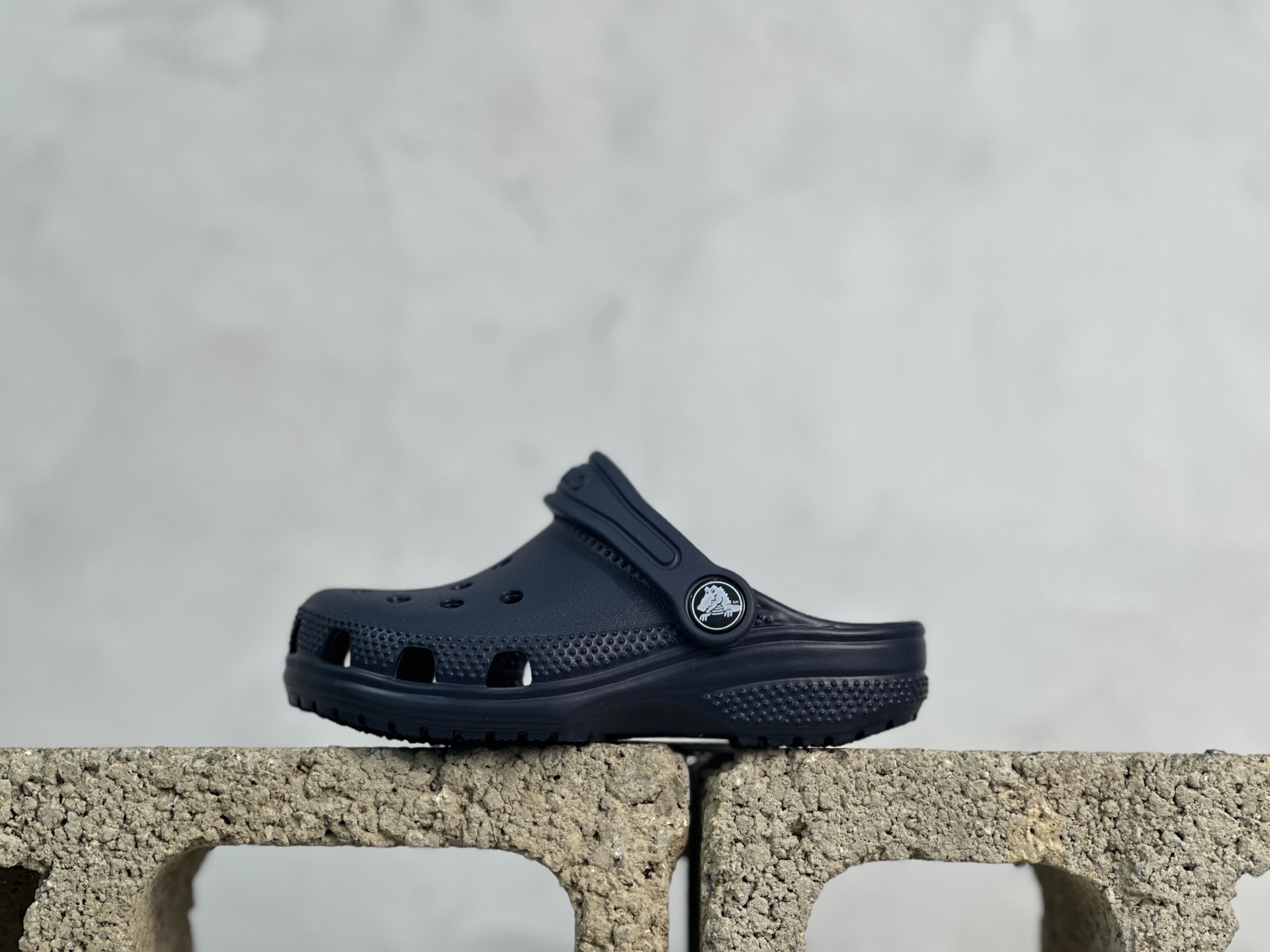 童鞋 尺码：C8=（25）C9=(26)，C10=(27)，C11=(28)， C12=(29)，C13=(30-31)，J1=(32)，J2=(33-34)， J3=(35-36) 原厂版本 震撼来袭 ！！！全网独家 原厂外贸订单！！！秒杀市面所有版本没有之一！！！ Crocs卡骆驰Classic clog 运动 经典明星洞洞儿童凉鞋 儿童款 经夏季经典两用沙滩洞洞鞋 凉鞋拖鞋 透明防水袋包装 注意配件需单独购买 超轻Croslite专利材料打造 鞋面更加耐用易清洗 该鞋款轻盈舒适 2002年 经典克骆格诞生 秉承外形简单 穿着舒适的初衷 不断为消费者带来舒适的穿着体验 穿出“趣”味 鞋面洞洞可搭彰显个性的智必星 一鞋两穿 可调节式后跟带增添鞋身的稳固性能 放前面变成愜意舒适的凉拖 放后面行走跑跳更加稳妥 Croslite ™材料 封闭式细胞树脂 能够在体温作用下自动变形以适应脚部形状 涉水性优秀的同时易于清洁 抓地力强 不易打滑 Crocs的核心理念：轻便 灵活 全方位的舒适感-选品中心