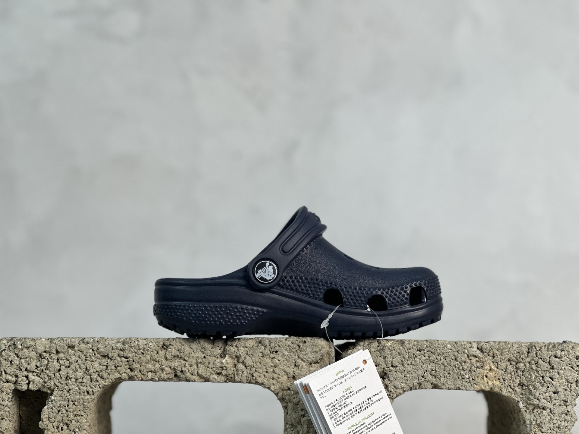 图片[3]-童鞋 尺码：C8=（25）C9=(26)，C10=(27)，C11=(28)， C12=(29)，C13=(30-31)，J1=(32)，J2=(33-34)， J3=(35-36) 原厂版本 震撼来袭 ！！！全网独家 原厂外贸订单！！！秒杀市面所有版本没有之一！！！ Crocs卡骆驰Classic clog 运动 经典明星洞洞儿童凉鞋 儿童款 经夏季经典两用沙滩洞洞鞋 凉鞋拖鞋 透明防水袋包装 注意配件需单独购买 超轻Croslite专利材料打造 鞋面更加耐用易清洗 该鞋款轻盈舒适 2002年 经典克骆格诞生 秉承外形简单 穿着舒适的初衷 不断为消费者带来舒适的穿着体验 穿出“趣”味 鞋面洞洞可搭彰显个性的智必星 一鞋两穿 可调节式后跟带增添鞋身的稳固性能 放前面变成愜意舒适的凉拖 放后面行走跑跳更加稳妥 Croslite ™材料 封闭式细胞树脂 能够在体温作用下自动变形以适应脚部形状 涉水性优秀的同时易于清洁 抓地力强 不易打滑 Crocs的核心理念：轻便 灵活 全方位的舒适感-选品中心