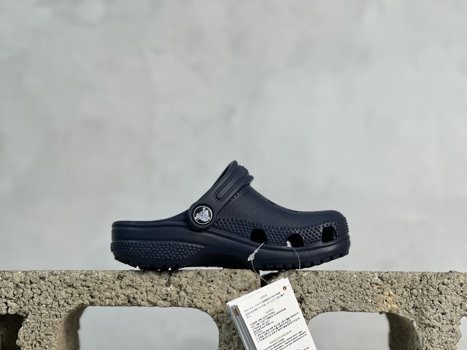 图片[2]-童鞋 尺码：C8=（25）C9=(26)，C10=(27)，C11=(28)， C12=(29)，C13=(30-31)，J1=(32)，J2=(33-34)， J3=(35-36) 原厂版本 震撼来袭 ！！！全网独家 原厂外贸订单！！！秒杀市面所有版本没有之一！！！ Crocs卡骆驰Classic clog 运动 经典明星洞洞儿童凉鞋 儿童款 经夏季经典两用沙滩洞洞鞋 凉鞋拖鞋 透明防水袋包装 注意配件需单独购买 超轻Croslite专利材料打造 鞋面更加耐用易清洗 该鞋款轻盈舒适 2002年 经典克骆格诞生 秉承外形简单 穿着舒适的初衷 不断为消费者带来舒适的穿着体验 穿出“趣”味 鞋面洞洞可搭彰显个性的智必星 一鞋两穿 可调节式后跟带增添鞋身的稳固性能 放前面变成愜意舒适的凉拖 放后面行走跑跳更加稳妥 Croslite ™材料 封闭式细胞树脂 能够在体温作用下自动变形以适应脚部形状 涉水性优秀的同时易于清洁 抓地力强 不易打滑 Crocs的核心理念：轻便 灵活 全方位的舒适感-选品中心