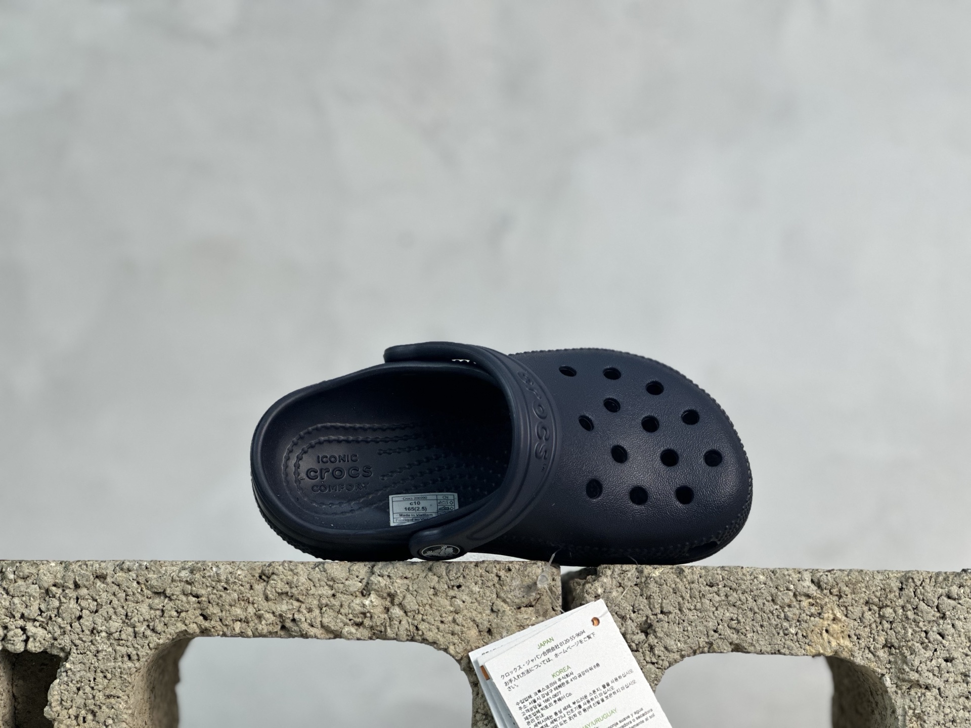 图片[5]-童鞋 尺码：C8=（25）C9=(26)，C10=(27)，C11=(28)， C12=(29)，C13=(30-31)，J1=(32)，J2=(33-34)， J3=(35-36) 原厂版本 震撼来袭 ！！！全网独家 原厂外贸订单！！！秒杀市面所有版本没有之一！！！ Crocs卡骆驰Classic clog 运动 经典明星洞洞儿童凉鞋 儿童款 经夏季经典两用沙滩洞洞鞋 凉鞋拖鞋 透明防水袋包装 注意配件需单独购买 超轻Croslite专利材料打造 鞋面更加耐用易清洗 该鞋款轻盈舒适 2002年 经典克骆格诞生 秉承外形简单 穿着舒适的初衷 不断为消费者带来舒适的穿着体验 穿出“趣”味 鞋面洞洞可搭彰显个性的智必星 一鞋两穿 可调节式后跟带增添鞋身的稳固性能 放前面变成愜意舒适的凉拖 放后面行走跑跳更加稳妥 Croslite ™材料 封闭式细胞树脂 能够在体温作用下自动变形以适应脚部形状 涉水性优秀的同时易于清洁 抓地力强 不易打滑 Crocs的核心理念：轻便 灵活 全方位的舒适感-选品中心