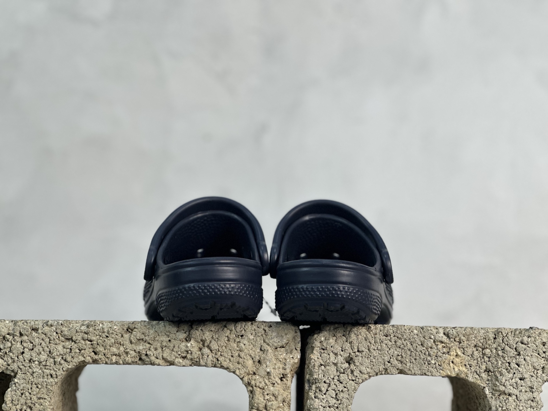 图片[6]-童鞋 尺码：C8=（25）C9=(26)，C10=(27)，C11=(28)， C12=(29)，C13=(30-31)，J1=(32)，J2=(33-34)， J3=(35-36) 原厂版本 震撼来袭 ！！！全网独家 原厂外贸订单！！！秒杀市面所有版本没有之一！！！ Crocs卡骆驰Classic clog 运动 经典明星洞洞儿童凉鞋 儿童款 经夏季经典两用沙滩洞洞鞋 凉鞋拖鞋 透明防水袋包装 注意配件需单独购买 超轻Croslite专利材料打造 鞋面更加耐用易清洗 该鞋款轻盈舒适 2002年 经典克骆格诞生 秉承外形简单 穿着舒适的初衷 不断为消费者带来舒适的穿着体验 穿出“趣”味 鞋面洞洞可搭彰显个性的智必星 一鞋两穿 可调节式后跟带增添鞋身的稳固性能 放前面变成愜意舒适的凉拖 放后面行走跑跳更加稳妥 Croslite ™材料 封闭式细胞树脂 能够在体温作用下自动变形以适应脚部形状 涉水性优秀的同时易于清洁 抓地力强 不易打滑 Crocs的核心理念：轻便 灵活 全方位的舒适感-选品中心