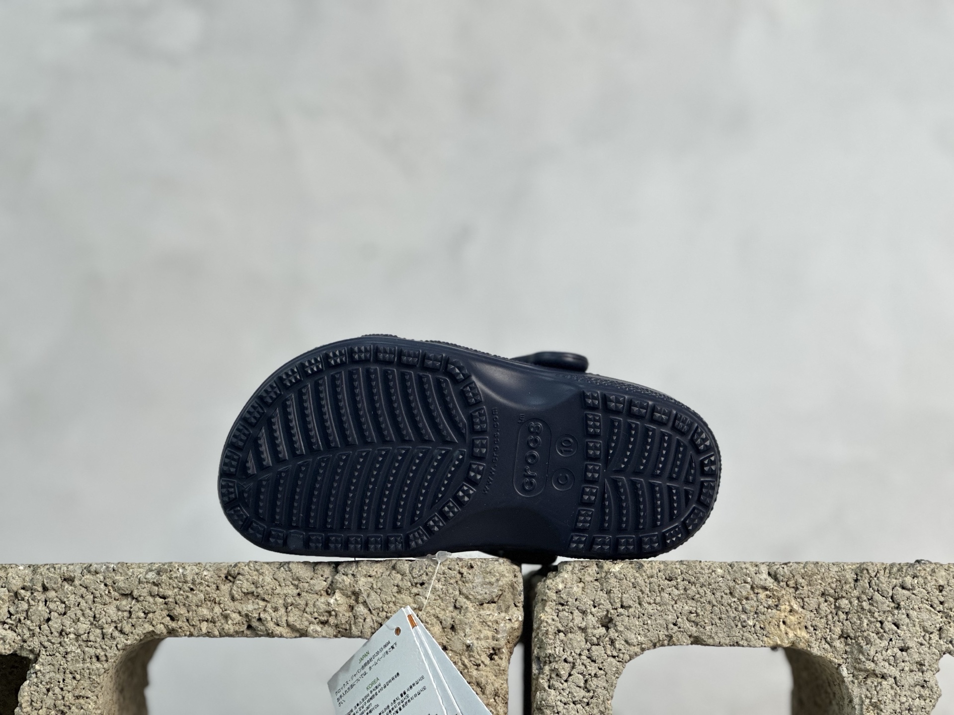 图片[4]-童鞋 尺码：C8=（25）C9=(26)，C10=(27)，C11=(28)， C12=(29)，C13=(30-31)，J1=(32)，J2=(33-34)， J3=(35-36) 原厂版本 震撼来袭 ！！！全网独家 原厂外贸订单！！！秒杀市面所有版本没有之一！！！ Crocs卡骆驰Classic clog 运动 经典明星洞洞儿童凉鞋 儿童款 经夏季经典两用沙滩洞洞鞋 凉鞋拖鞋 透明防水袋包装 注意配件需单独购买 超轻Croslite专利材料打造 鞋面更加耐用易清洗 该鞋款轻盈舒适 2002年 经典克骆格诞生 秉承外形简单 穿着舒适的初衷 不断为消费者带来舒适的穿着体验 穿出“趣”味 鞋面洞洞可搭彰显个性的智必星 一鞋两穿 可调节式后跟带增添鞋身的稳固性能 放前面变成愜意舒适的凉拖 放后面行走跑跳更加稳妥 Croslite ™材料 封闭式细胞树脂 能够在体温作用下自动变形以适应脚部形状 涉水性优秀的同时易于清洁 抓地力强 不易打滑 Crocs的核心理念：轻便 灵活 全方位的舒适感-选品中心