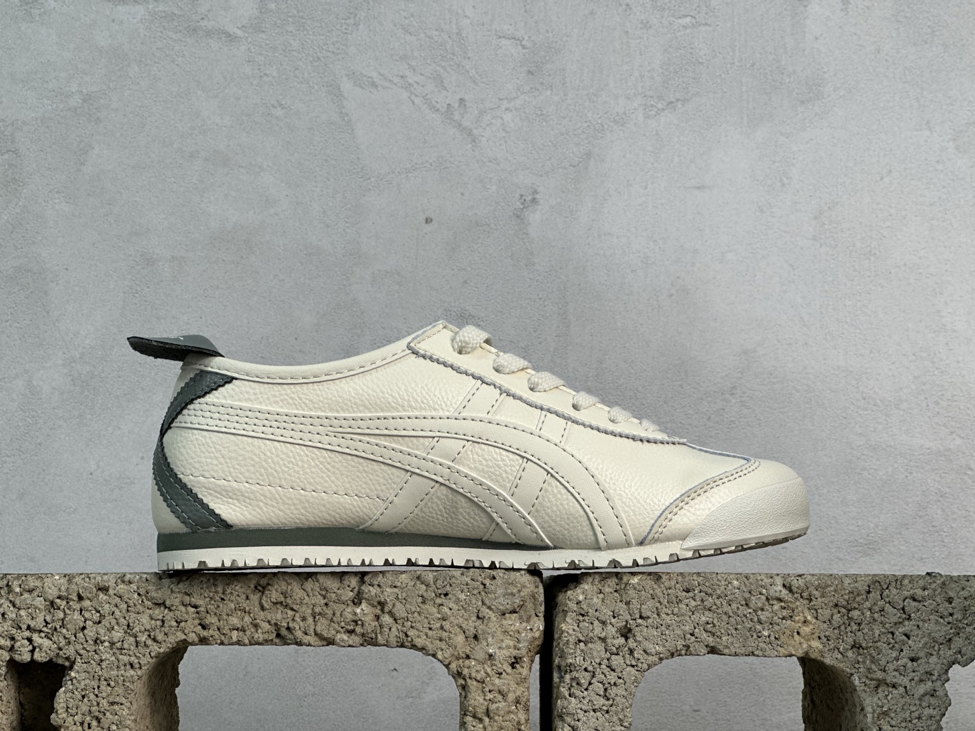 ASICS Tiger Mexico 66 天猫专供 亚瑟士 鬼冢虎阿斯克斯经典休闲跑鞋 皮面 1183B781-103 头层皮面