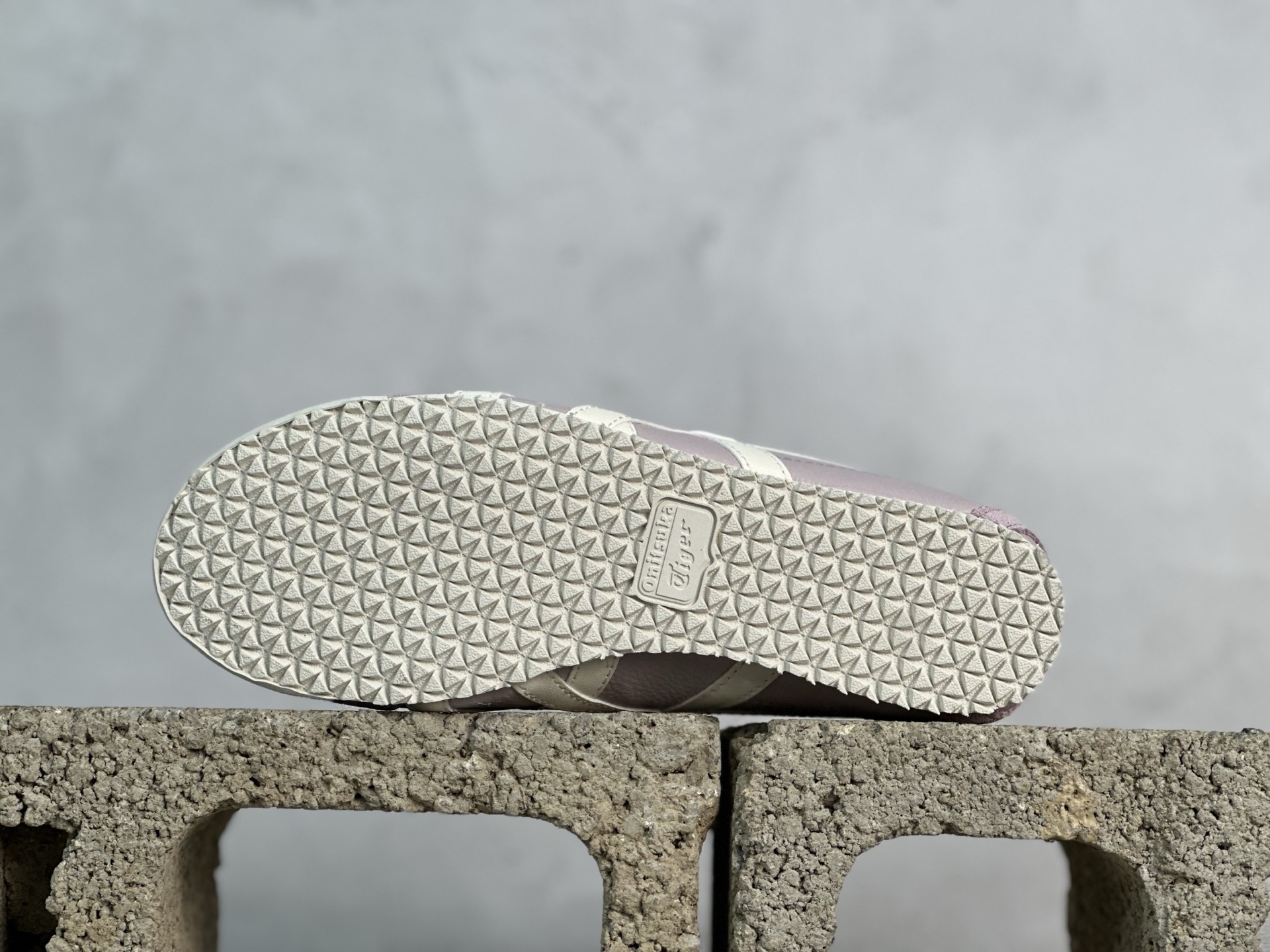 ASICS Tiger Mexico 66 天猫专供 亚瑟士 鬼冢虎阿斯克斯经典休闲跑鞋 皮面 1183B771-703 头层皮面-莆田鞋,莆田鞋货源,高仿鞋,高仿鞋货源,安福档口,莆田高仿鞋,莆田鞋批发,高仿鞋批发,莆田高仿运动鞋,高仿运动鞋,莆田运动鞋 ASICS Tiger Mexico 66 天猫专供 亚瑟士 鬼冢虎阿斯克斯经典休闲跑鞋 皮面 1183B771-703 头层皮面