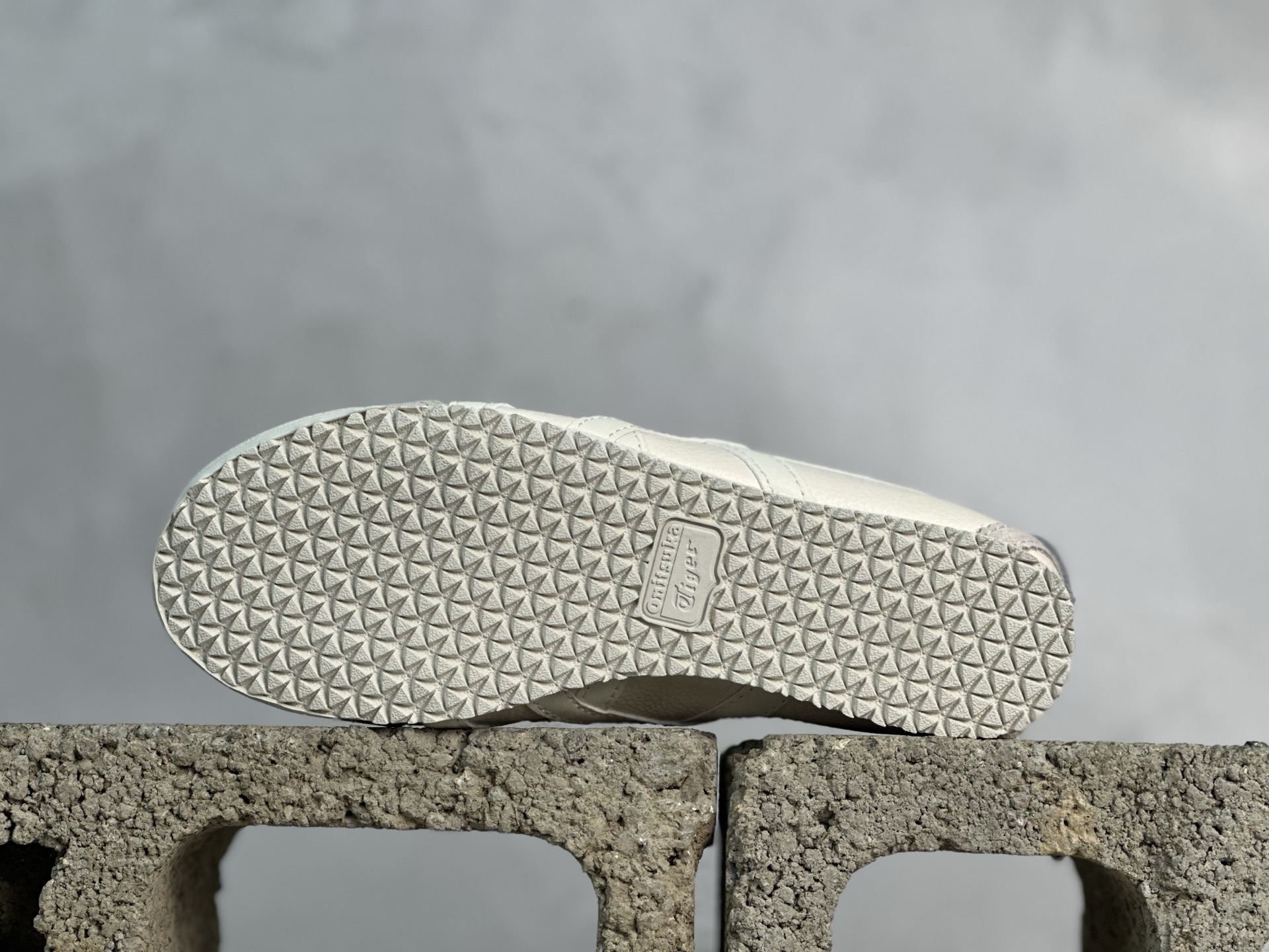 ASICS Tiger Mexico 66 天猫专供 亚瑟士 鬼冢虎阿斯克斯经典休闲跑鞋 皮面 1183B771-702 头层皮面-莆田鞋,莆田鞋货源,高仿鞋,高仿鞋货源,安福档口,莆田高仿鞋,莆田鞋批发,高仿鞋批发,莆田高仿运动鞋,高仿运动鞋,莆田运动鞋 ASICS Tiger Mexico 66 天猫专供 亚瑟士 鬼冢虎阿斯克斯经典休闲跑鞋 皮面 1183B771-702 头层皮面