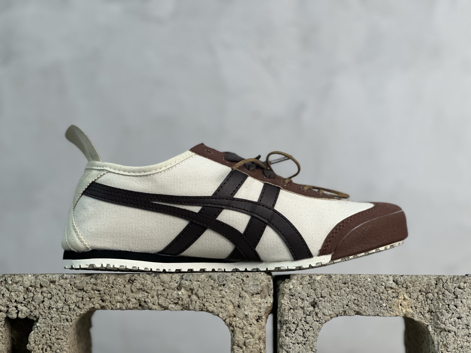 ASICS Tiger Mexico 66 天猫专供 亚瑟士 鬼冢虎阿斯克斯经典休闲跑鞋 布面 1183A360-205 头层皮面-莆田鞋,莆田鞋货源,高仿鞋,高仿鞋货源,安福档口,莆田高仿鞋,莆田鞋批发,高仿鞋批发,莆田高仿运动鞋,高仿运动鞋,莆田运动鞋 ASICS Tiger Mexico 66 天猫专供 亚瑟士 鬼冢虎阿斯克斯经典休闲跑鞋 布面 1183A360-205 头层皮面