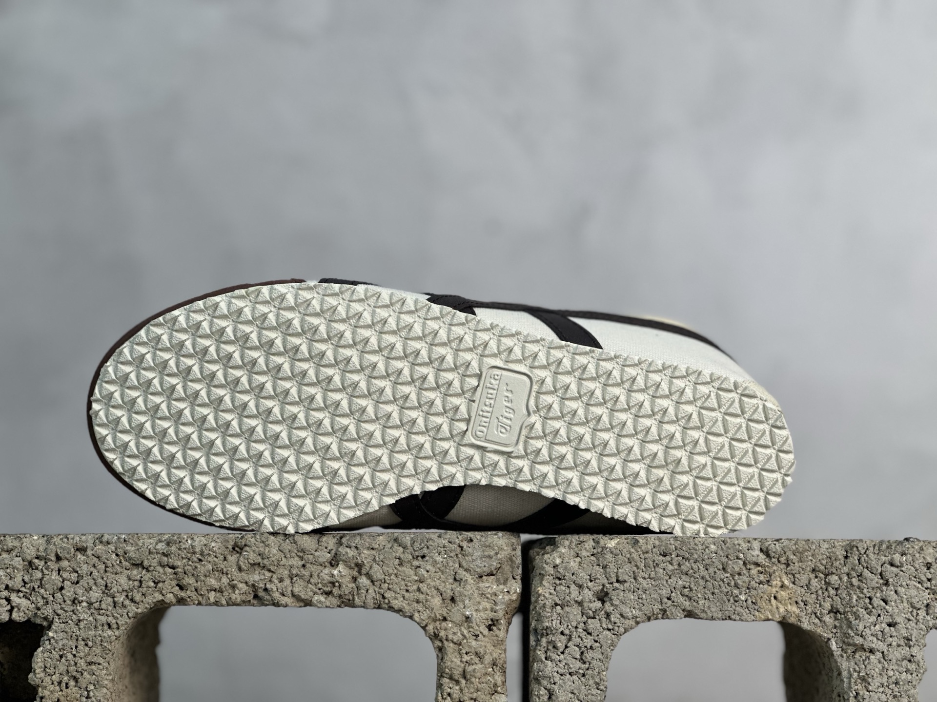 ASICS Tiger Mexico 66 天猫专供 亚瑟士 鬼冢虎阿斯克斯经典休闲跑鞋 布面 1183A360-205 头层皮面-莆田鞋,莆田鞋货源,高仿鞋,高仿鞋货源,安福档口,莆田高仿鞋,莆田鞋批发,高仿鞋批发,莆田高仿运动鞋,高仿运动鞋,莆田运动鞋 ASICS Tiger Mexico 66 天猫专供 亚瑟士 鬼冢虎阿斯克斯经典休闲跑鞋 布面 1183A360-205 头层皮面