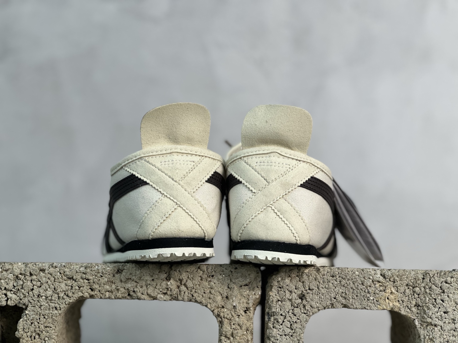 ASICS Tiger Mexico 66 天猫专供 亚瑟士 鬼冢虎阿斯克斯经典休闲跑鞋 布面 1183A360-205 头层皮面-莆田鞋,莆田鞋货源,高仿鞋,高仿鞋货源,安福档口,莆田高仿鞋,莆田鞋批发,高仿鞋批发,莆田高仿运动鞋,高仿运动鞋,莆田运动鞋 ASICS Tiger Mexico 66 天猫专供 亚瑟士 鬼冢虎阿斯克斯经典休闲跑鞋 布面 1183A360-205 头层皮面