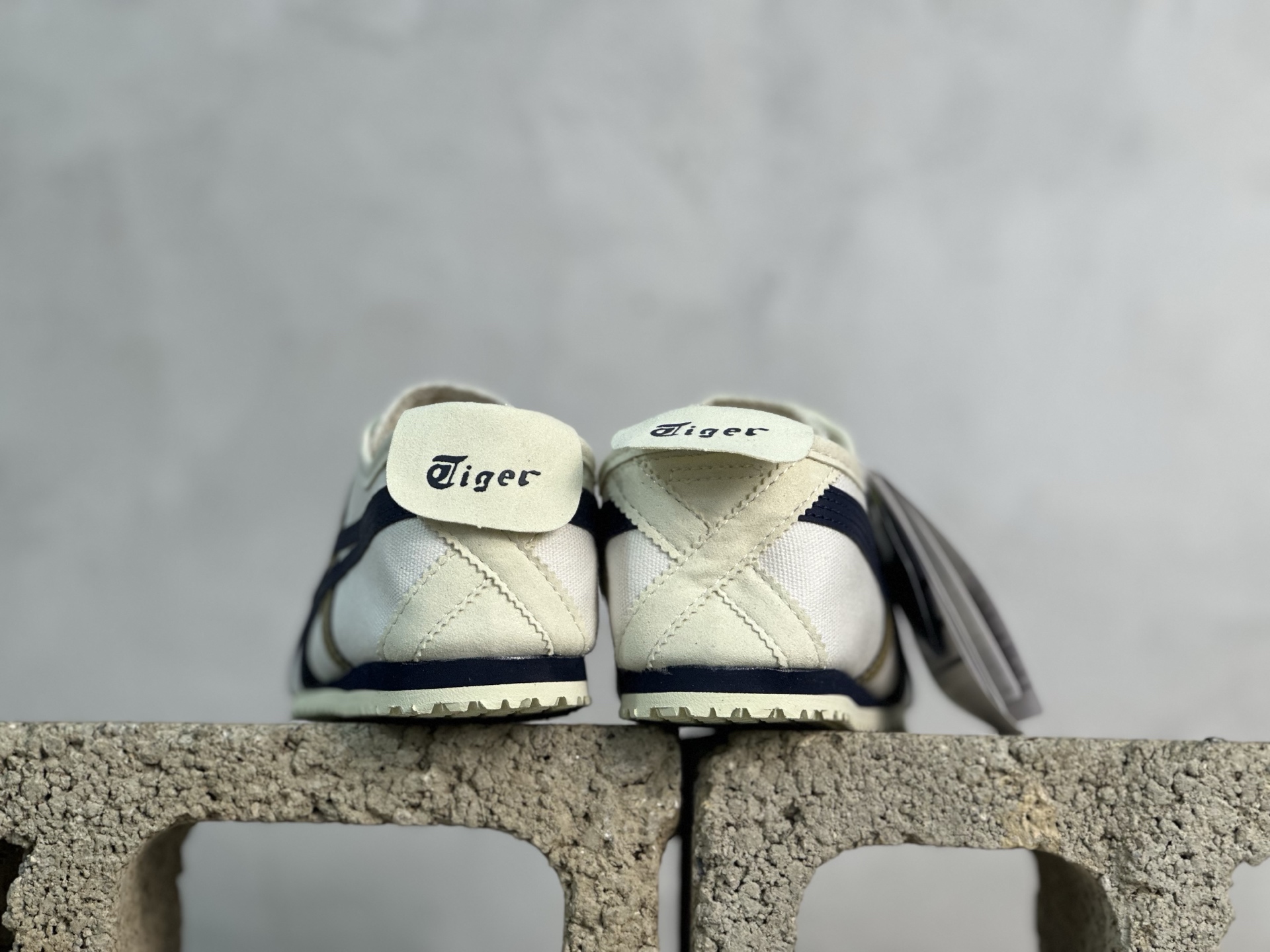 ASICS Tiger Mexico 66 天猫专供 亚瑟士 鬼冢虎阿斯克斯经典休闲跑鞋 布面 1183A360-116 头层皮面-莆田鞋,莆田鞋货源,高仿鞋,高仿鞋货源,安福档口,莆田高仿鞋,莆田鞋批发,高仿鞋批发,莆田高仿运动鞋,高仿运动鞋,莆田运动鞋 ASICS Tiger Mexico 66 天猫专供 亚瑟士 鬼冢虎阿斯克斯经典休闲跑鞋 布面 1183A360-116 头层皮面