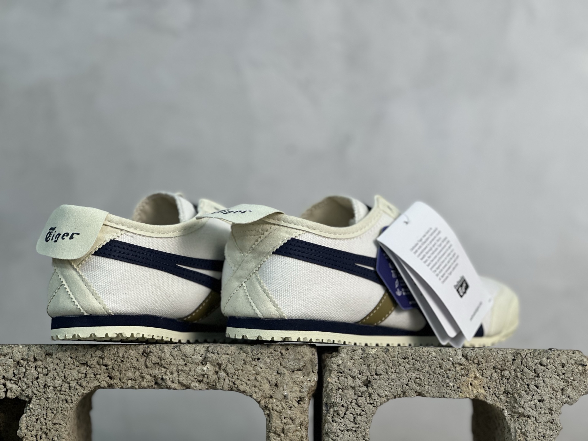 ASICS Tiger Mexico 66 天猫专供 亚瑟士 鬼冢虎阿斯克斯经典休闲跑鞋 布面 1183A360-116 头层皮面-莆田鞋,莆田鞋货源,高仿鞋,高仿鞋货源,安福档口,莆田高仿鞋,莆田鞋批发,高仿鞋批发,莆田高仿运动鞋,高仿运动鞋,莆田运动鞋 ASICS Tiger Mexico 66 天猫专供 亚瑟士 鬼冢虎阿斯克斯经典休闲跑鞋 布面 1183A360-116 头层皮面