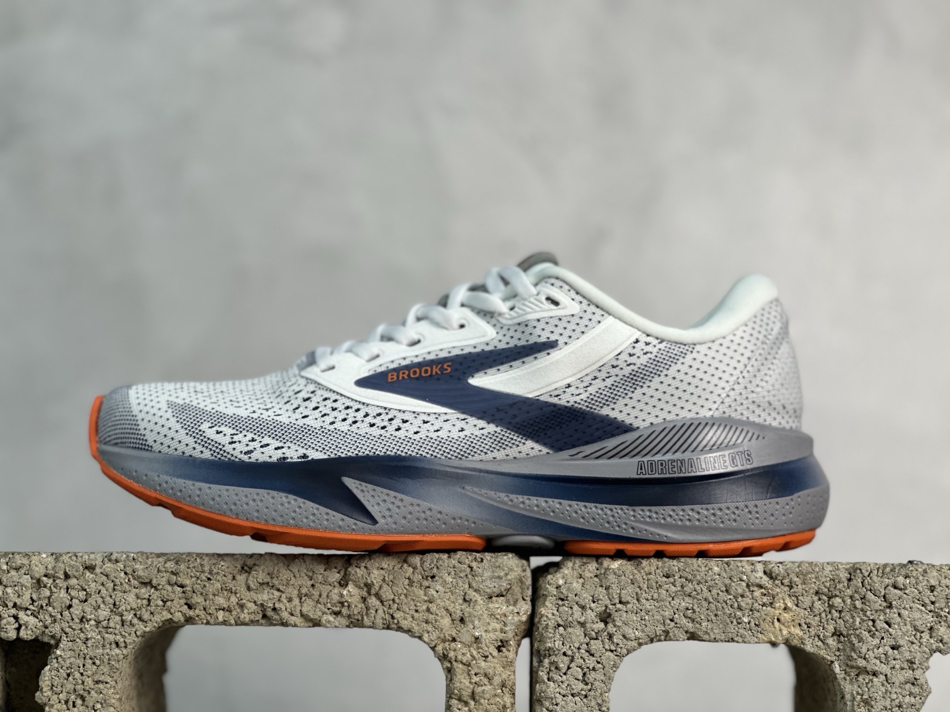 NO:354185,Local store private Brooks Adrenaline GTS 24 super elastic and light running shoes Real-time first shot Low-top breathable cushioning support casual sports jogging shoes Adopt improved engineering air mesh combination hot melt process The upper material is equipped with DNA LOFT V2 density foam cushioning system Midsole external anti-slip wear-resistant rubber bottom official item number: 1104372415 Size 40 40.5 41 42 42.5 43 44 45,19860909本地放店私 Brooks 布鲁克斯 Adrenaline GTS 24 超弹轻盈跑步鞋 实拍首发 低帮透气缓震支撑休闲运动慢跑鞋 采用改进工程空气网眼组合热熔工艺 鞋面材质搭载DNA LOFT V2密度泡棉缓震系统 中底外置防滑耐磨橡胶底片 官方货号: 1104372415 尺码40 40.5 41 42 42.5 43 44 45,,Men's shoes