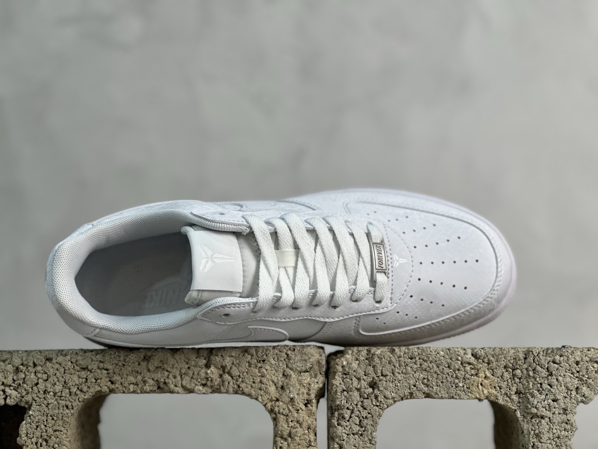 TO 放店私 
Nike Air Force 1 Low Kobe Forever White IB00