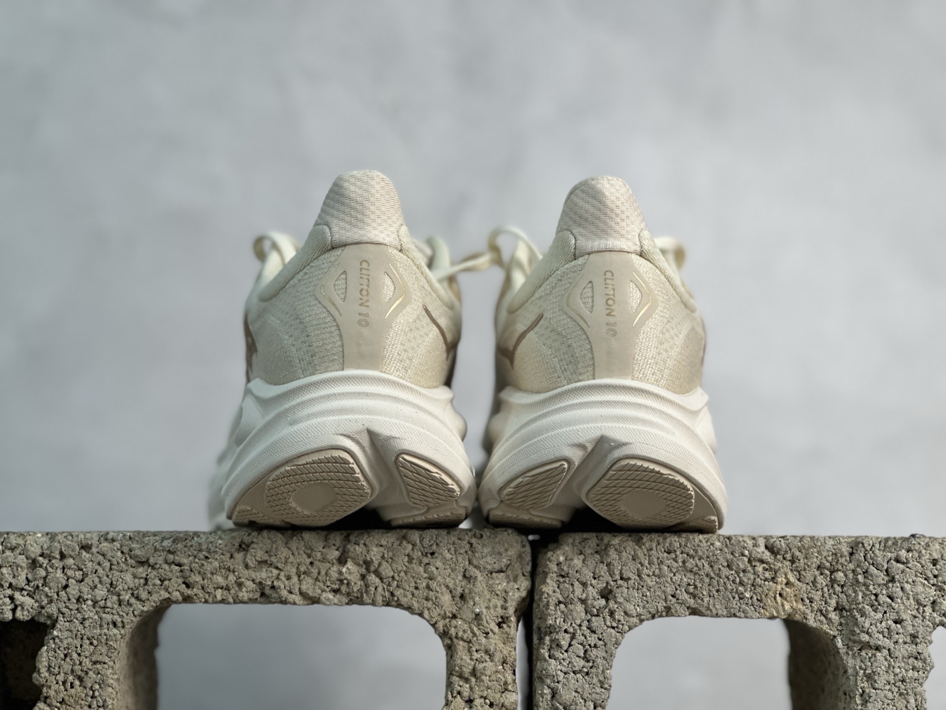  放店私
GX版 HOKA ONE ONE Clifton 克里夫顿10代专业性能减震公路跑步鞋 

专