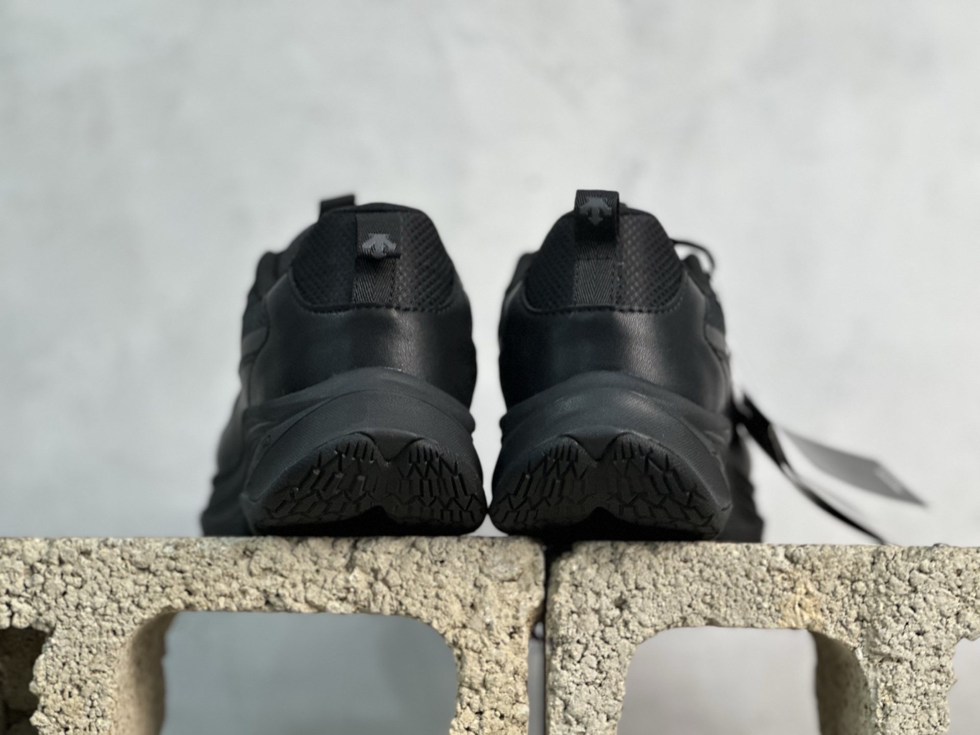 迪桑特DESCENTE RUNNING 轻便舒适防滑低帮跑步鞋 黑色-莆田鞋,莆田鞋货源,高仿鞋,高仿鞋货源,安福档口,莆田高仿鞋,莆田鞋批发,高仿鞋批发,莆田高仿运动鞋,高仿运动鞋,莆田运动鞋 迪桑特DESCENTE RUNNING 轻便舒适防滑低帮跑步鞋 黑色