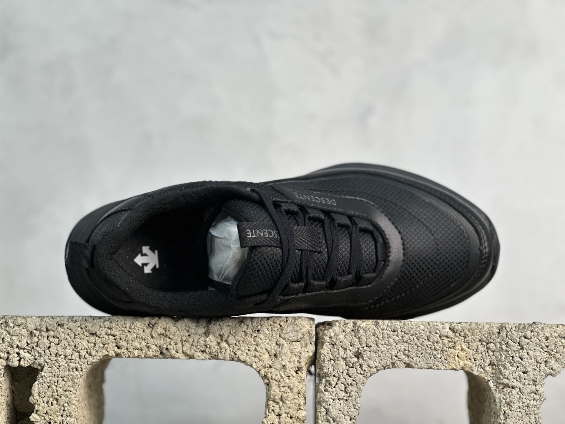 迪桑特DESCENTE RUNNING 轻便舒适防滑低帮跑步鞋 黑色-莆田鞋,莆田鞋货源,高仿鞋,高仿鞋货源,安福档口,莆田高仿鞋,莆田鞋批发,高仿鞋批发,莆田高仿运动鞋,高仿运动鞋,莆田运动鞋 迪桑特DESCENTE RUNNING 轻便舒适防滑低帮跑步鞋 黑色