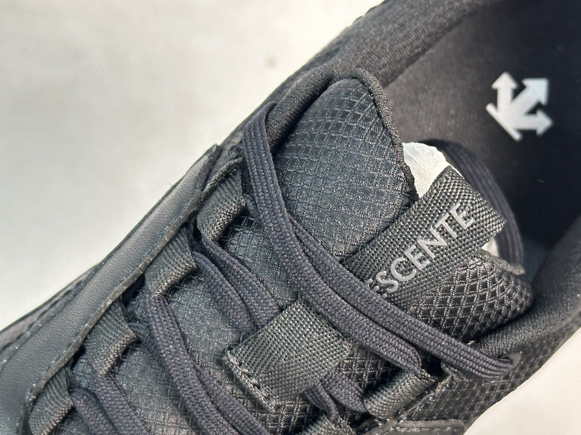 迪桑特DESCENTE RUNNING 轻便舒适防滑低帮跑步鞋 黑色-莆田鞋,莆田鞋货源,高仿鞋,高仿鞋货源,安福档口,莆田高仿鞋,莆田鞋批发,高仿鞋批发,莆田高仿运动鞋,高仿运动鞋,莆田运动鞋 迪桑特DESCENTE RUNNING 轻便舒适防滑低帮跑步鞋 黑色