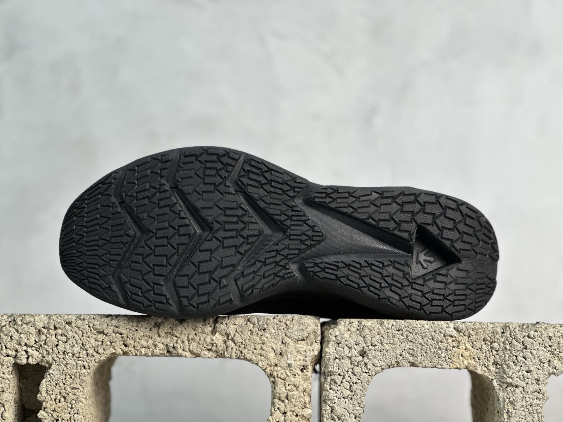 迪桑特DESCENTE RUNNING 轻便舒适防滑低帮跑步鞋 黑色-莆田鞋,莆田鞋货源,高仿鞋,高仿鞋货源,安福档口,莆田高仿鞋,莆田鞋批发,高仿鞋批发,莆田高仿运动鞋,高仿运动鞋,莆田运动鞋 迪桑特DESCENTE RUNNING 轻便舒适防滑低帮跑步鞋 黑色