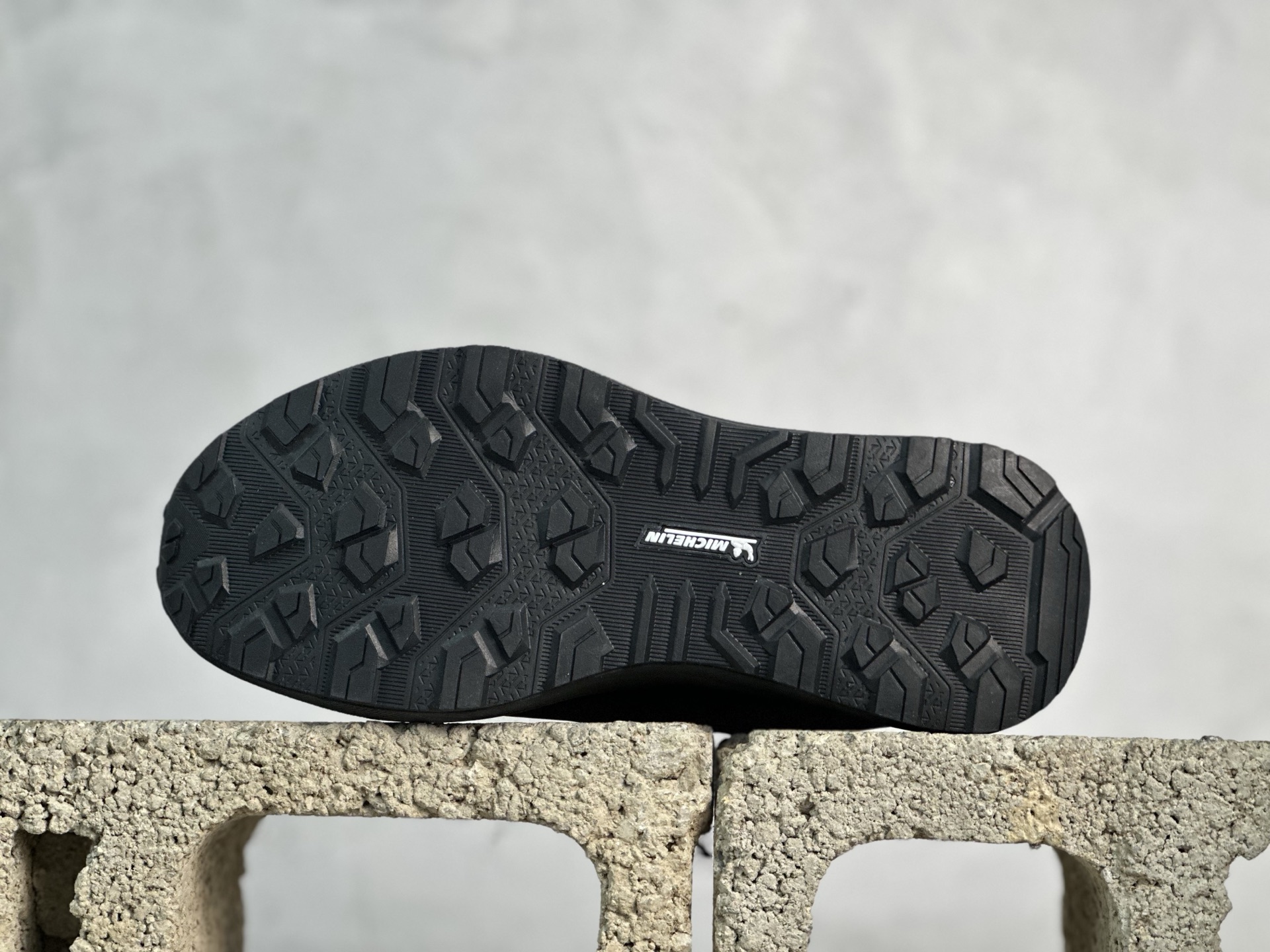 迪桑特·DESCENTE Gore-tex 系列越野徒步户外运动鞋