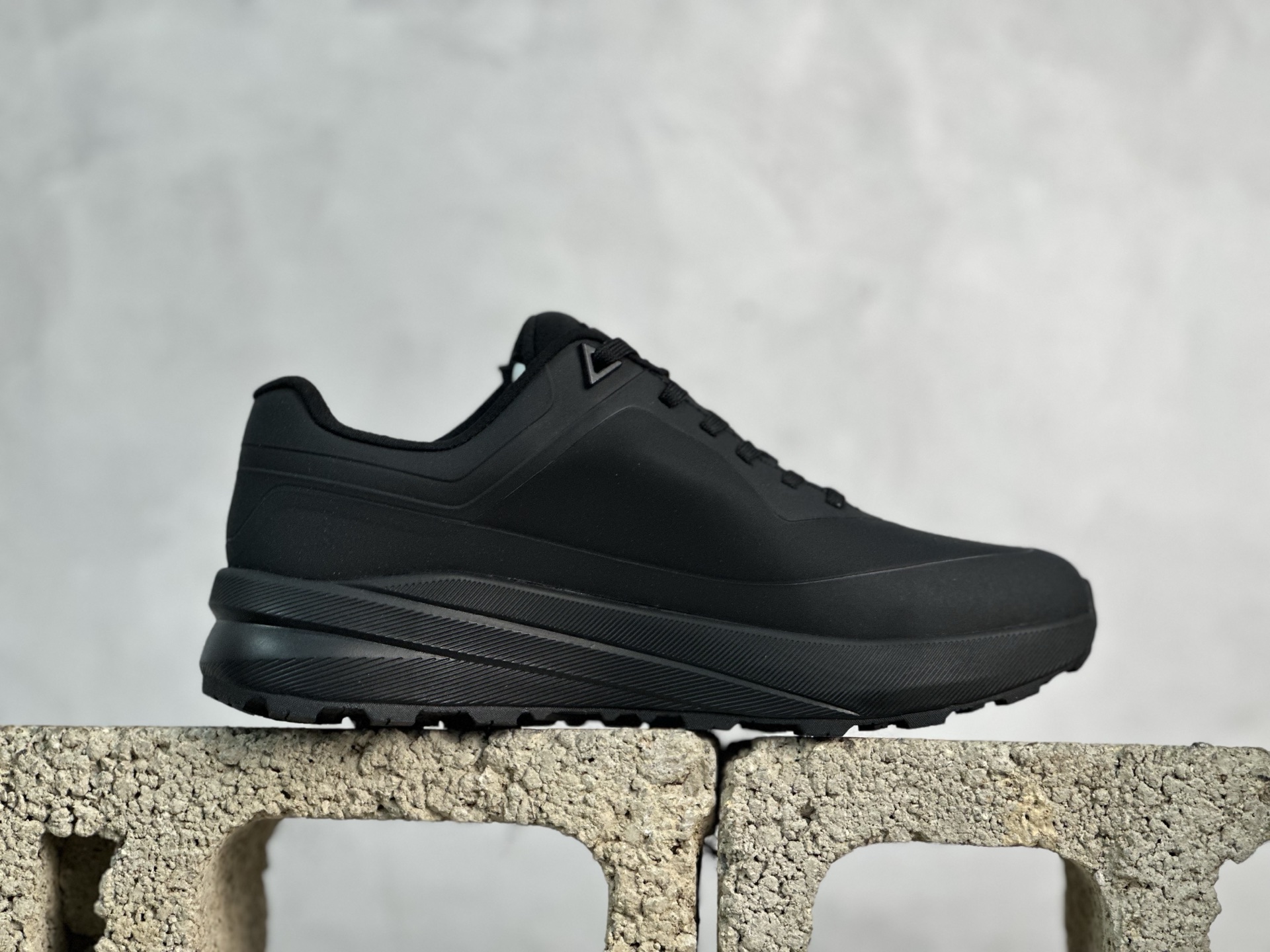 迪桑特·DESCENTE Gore-tex 系列越野徒步户外运动鞋