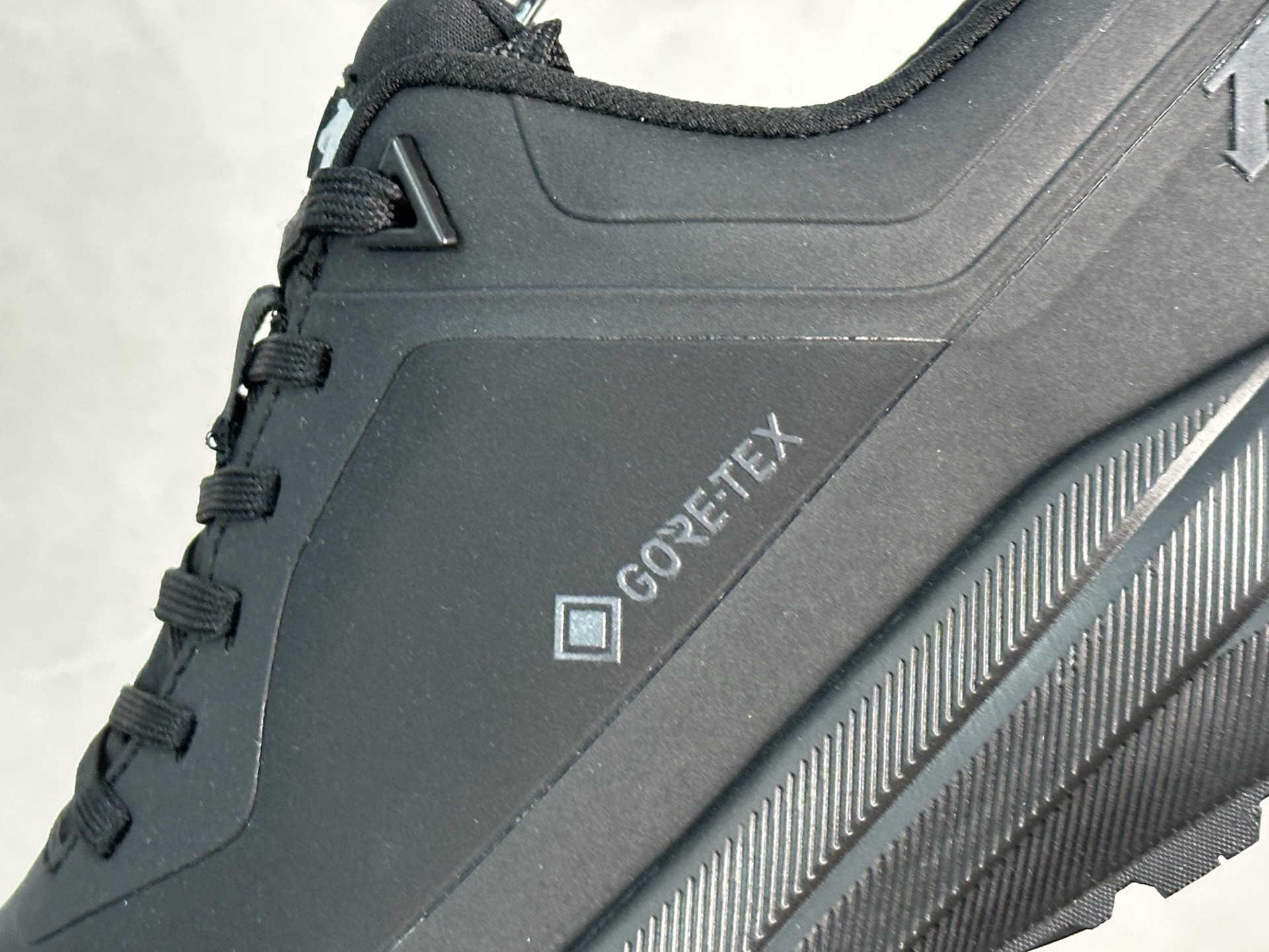 迪桑特·DESCENTE Gore-tex 系列越野徒步户外运动鞋