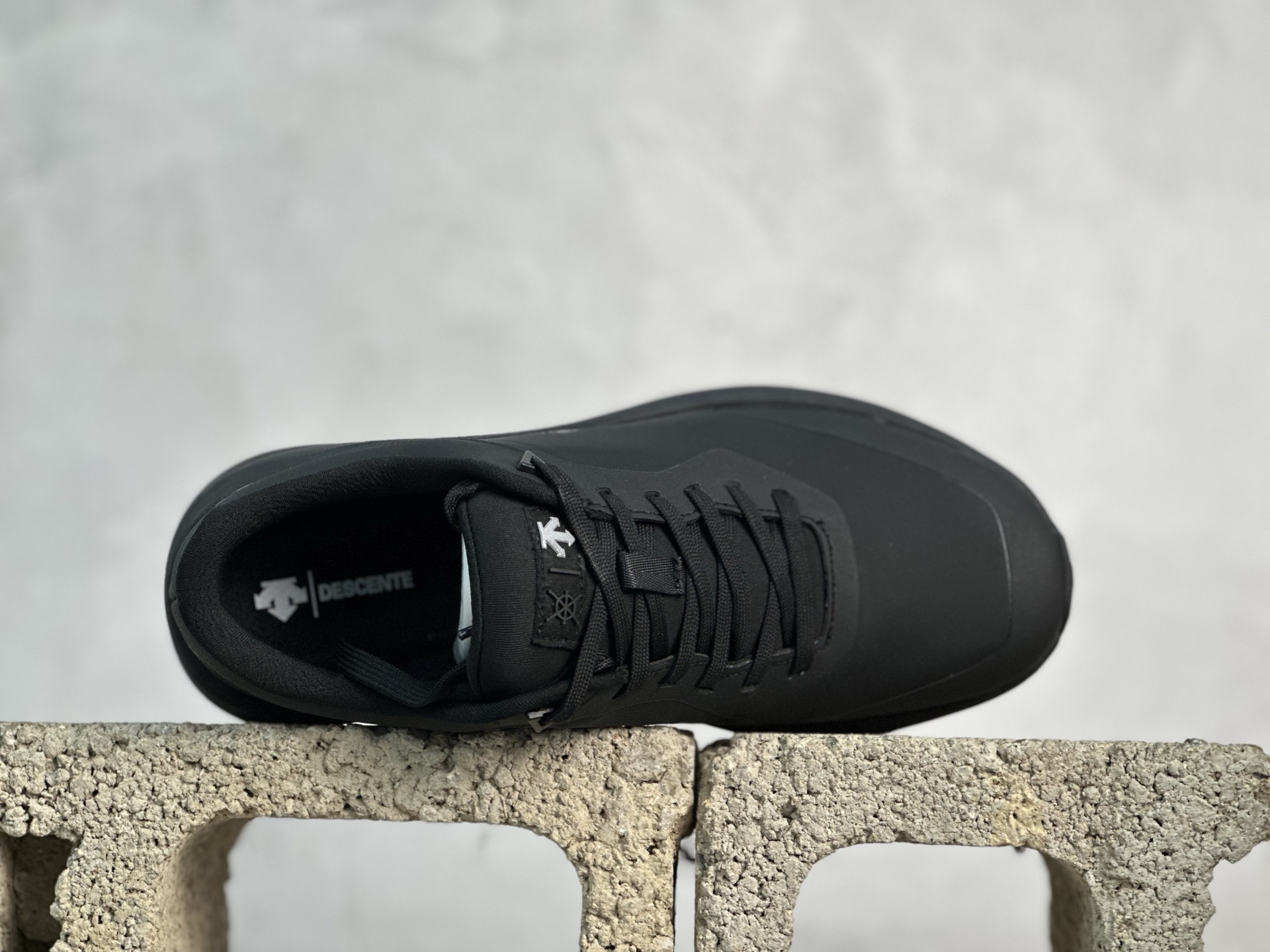 迪桑特·DESCENTE Gore-tex 系列越野徒步户外运动鞋