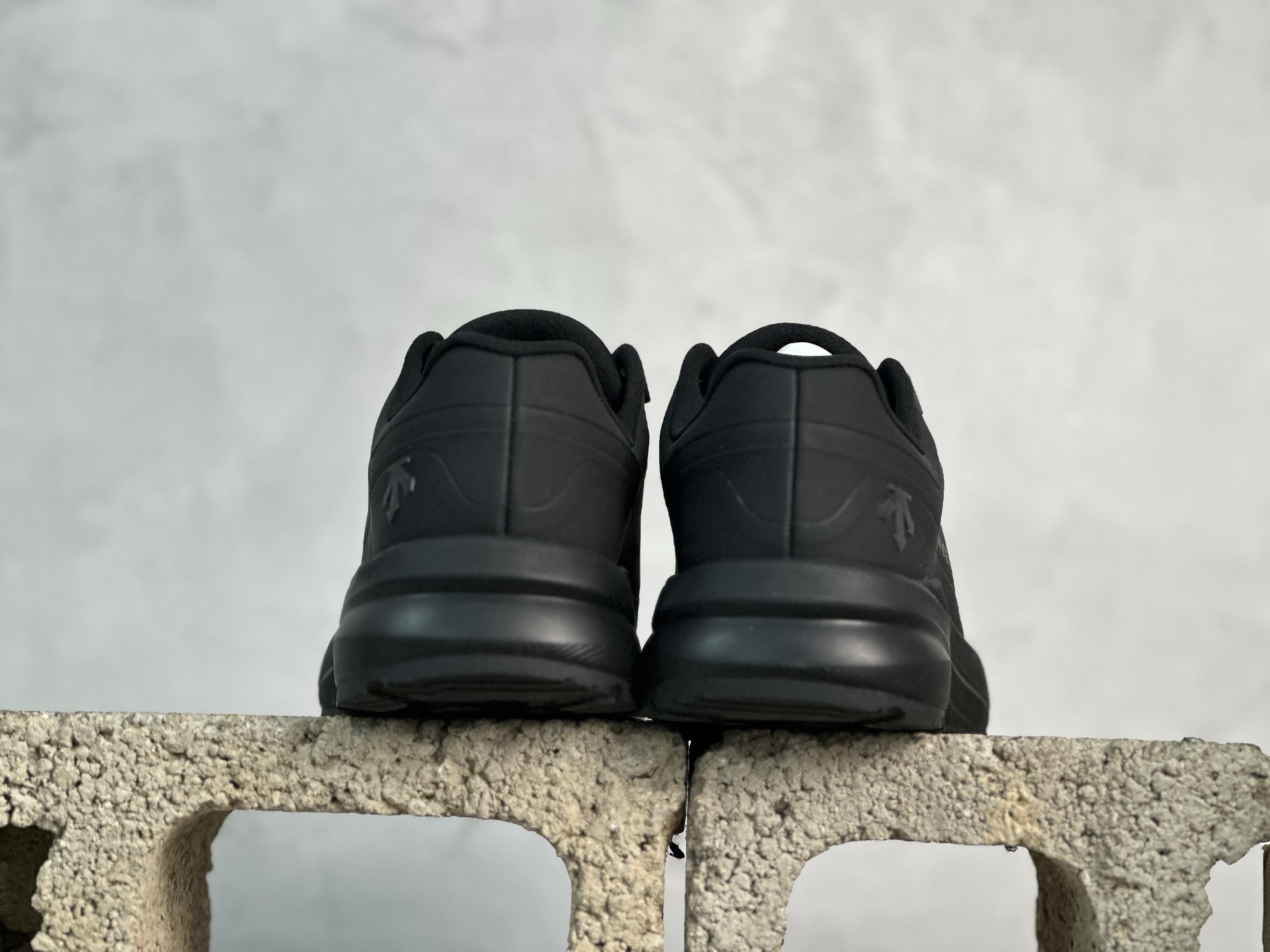 迪桑特·DESCENTE Gore-tex 系列越野徒步户外运动鞋