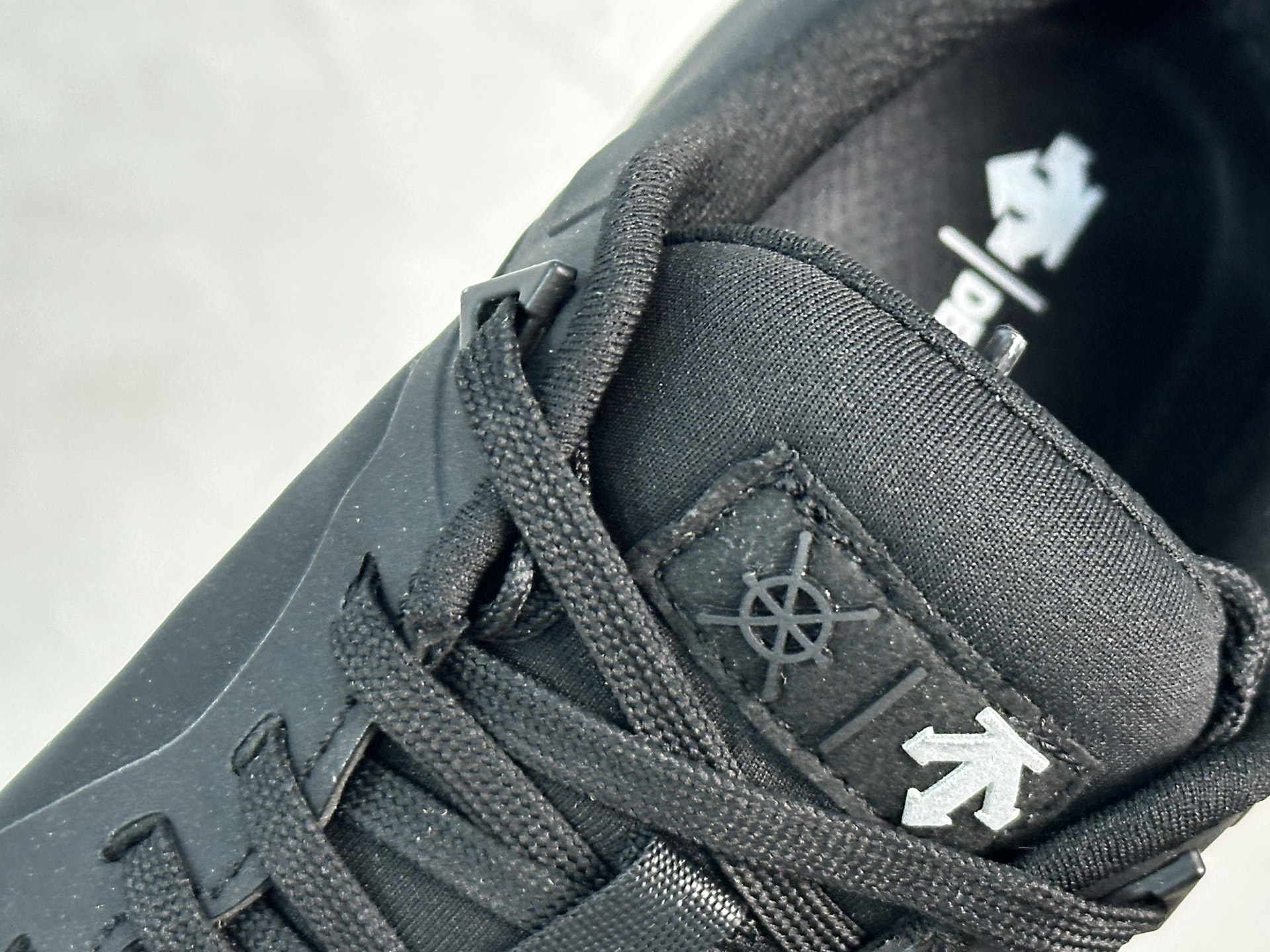 迪桑特·DESCENTE Gore-tex 系列越野徒步户外运动鞋