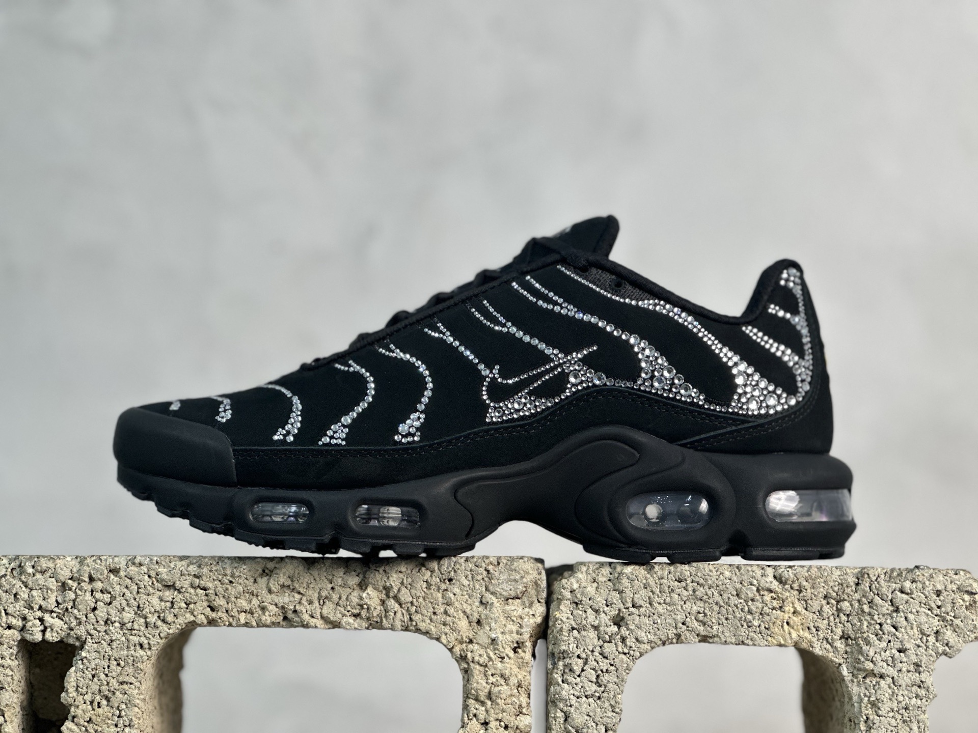 💰500 放店私 Max版 目前TN标杆 Swarovski/施华洛世奇 x Nike Air Max Plus FZ4237-001 黑色 Size：36 36.5 37.5 38 38.5 39 40 40.5 41 42 42.5 43 44 44.5 45 46