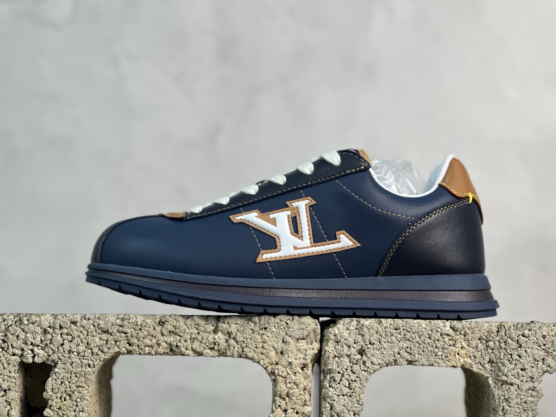 💰260 放店私
Louis Vuitton LV x Nigo联名款 Buttersoft FW25 最新款阿甘休闲运动面包鞋 
菲董操刀的LV Buttersoft运动鞋真的星星眼 这波“面包鞋”新风潮必须冲 上脚秒get慵懒高级感 舒适度堪称“踩屎感”天花板 
鞋型神似经典阿甘鞋，但做了“加肥加大”的面包鞋
改良，厚鞋舌＋宽鞋带，复古叉带点憨憨的萌感。
此次系列包括从简约风格的运动鞋到引人注目的跑鞋 LV 以其标志性的厚底和现代美学脱颖而出 而其他款式则采用了奢华的麂皮 皮革和帆布等材质 一些运动鞋设计富有未来感 强调功能性与舒适性 并向运动风格的奢华鞋履迈进 每个细节都按原版开发 
面料 头层皮 内里 进口透气网里
鞋底原版开模防滑TPU材质 底厚3CM
尺码：36-46
编码：38