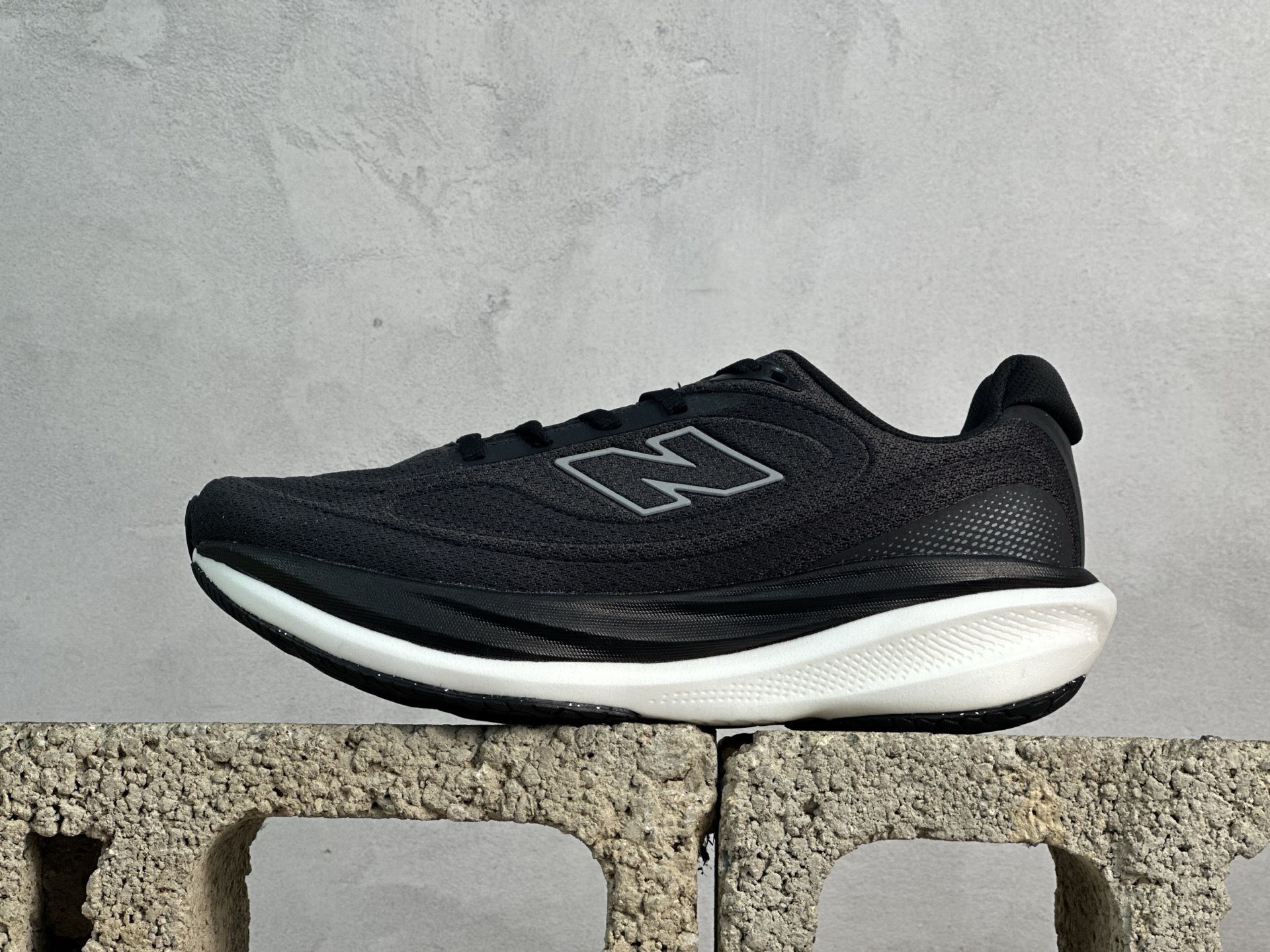 放店私 New Balance NB Fresh Foam Evoz 1080 舒适耐磨低帮跑步鞋 纯原版本受到Fresh Foam1080舒适骑行的启发跑鞋将毛绒舒适感提升到一个新的水平这款鞋旨在提供我们柔软 缓震的足底体验采用FreshFoam技术可平衡巅峰性能和一流的缓震性能 货号: M10802FR 编码:30