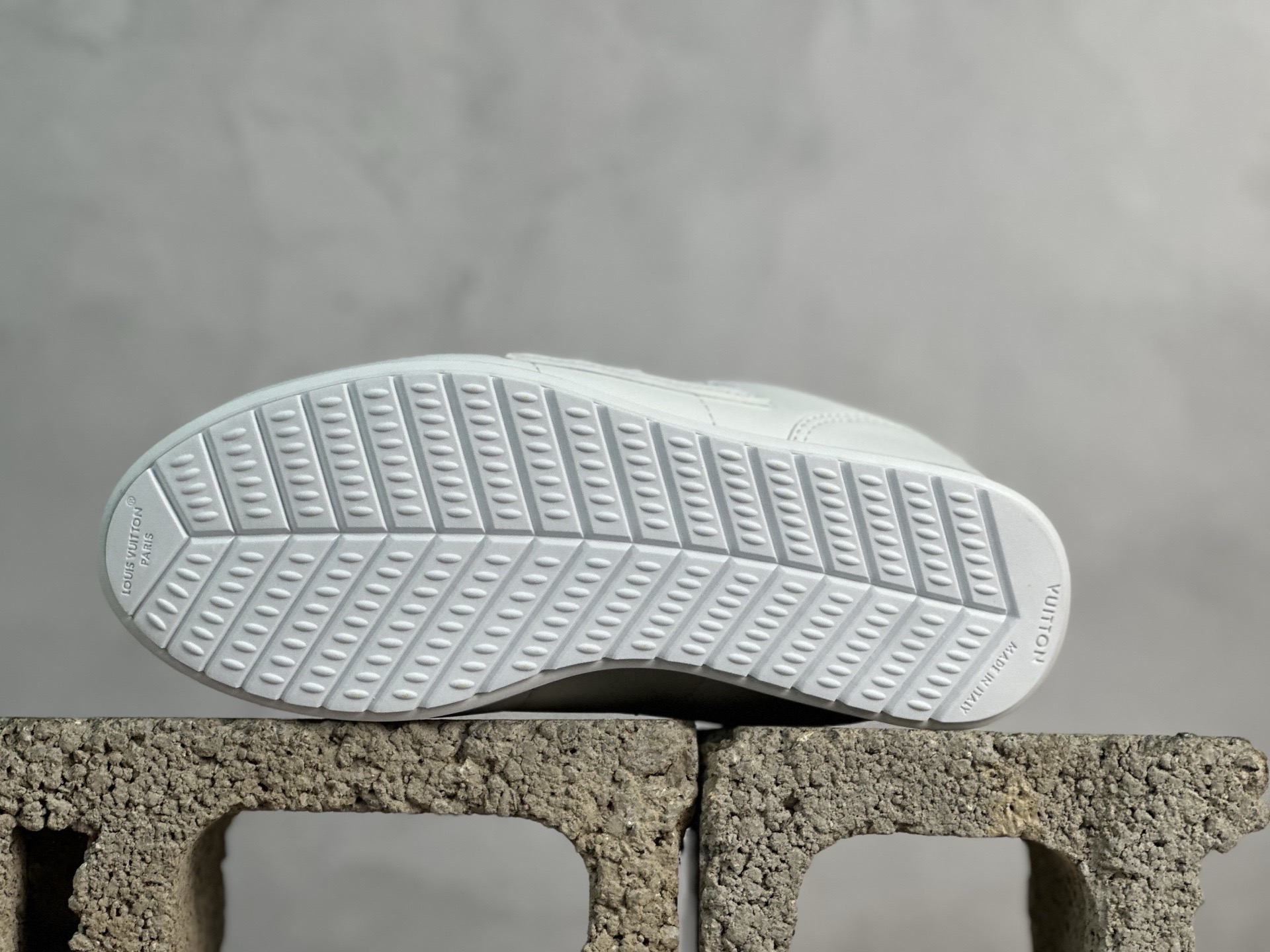 💰420 放店私  M版纯原 Nigo x Louis Vuitton 路易威登 LV Buttersoft 阿甘鞋 低帮休闲面包鞋 全新订单 高端零售外贸充正专供 原版购入开发 全鞋羊皮 牛皮鞋面 ZP级全套包装 完美楦型 正确卡色 大底TPU 质感媲美原版 细节与原版一致 请注意区分市面通货材 尺码：35 36 37 38 39 40 41 42 43 44 45 46 偏大一码