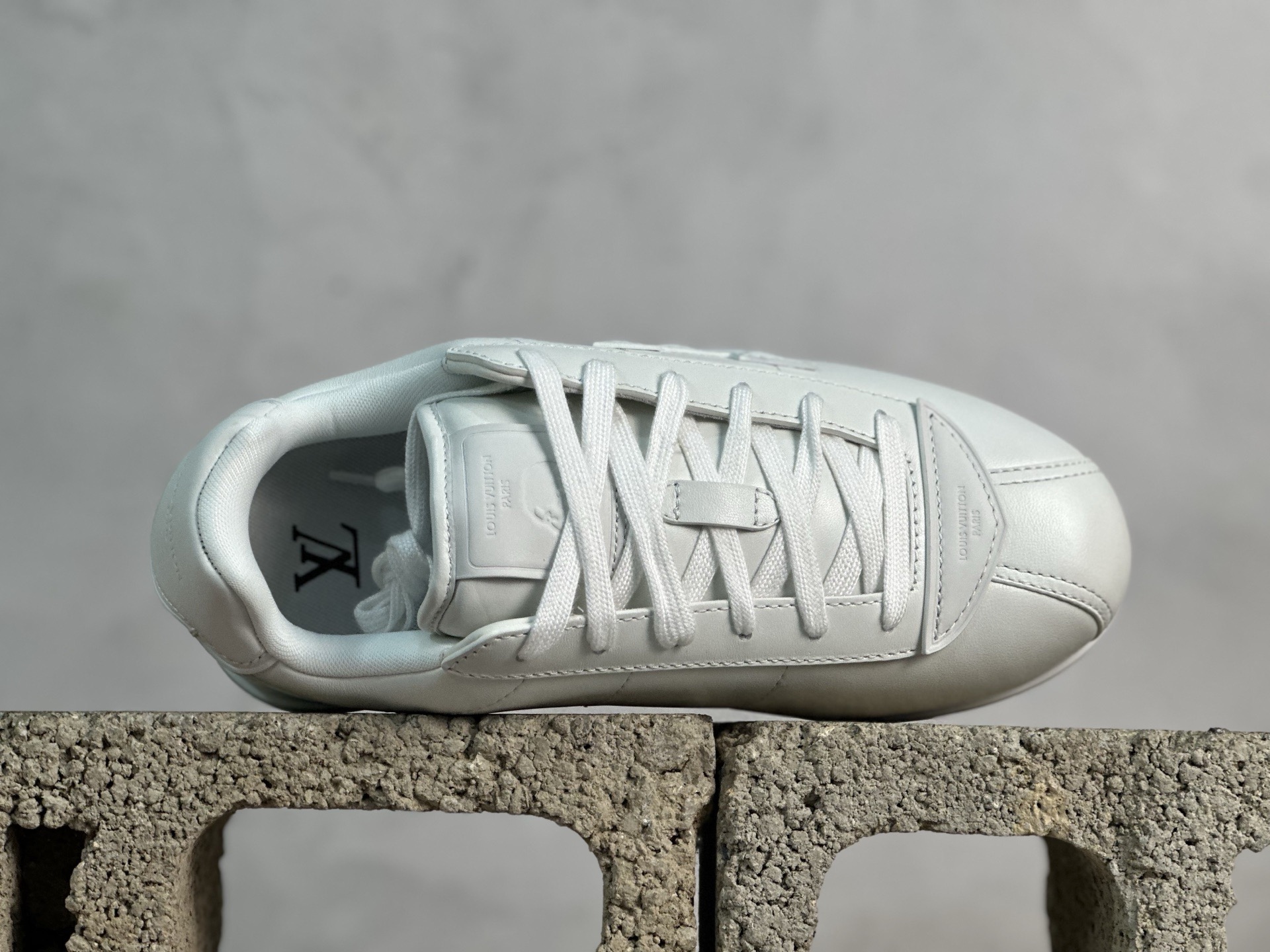 💰420 放店私  M版纯原 Nigo x Louis Vuitton 路易威登 LV Buttersoft 阿甘鞋 低帮休闲面包鞋 全新订单 高端零售外贸充正专供 原版购入开发 全鞋羊皮 牛皮鞋面 ZP级全套包装 完美楦型 正确卡色 大底TPU 质感媲美原版 细节与原版一致 请注意区分市面通货材 尺码：35 36 37 38 39 40 41 42 43 44 45 46 偏大一码