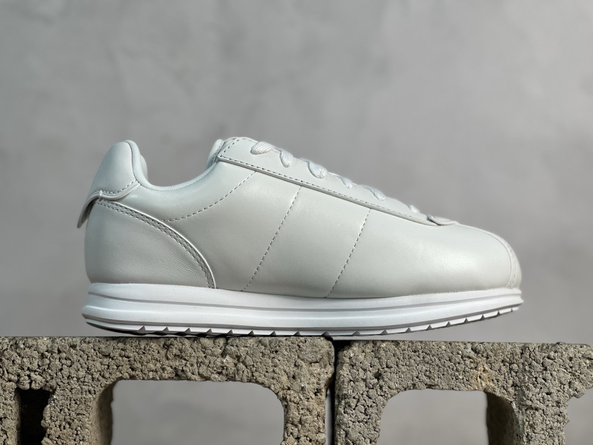 💰420 放店私  M版纯原 Nigo x Louis Vuitton 路易威登 LV Buttersoft 阿甘鞋 低帮休闲面包鞋 全新订单 高端零售外贸充正专供 原版购入开发 全鞋羊皮 牛皮鞋面 ZP级全套包装 完美楦型 正确卡色 大底TPU 质感媲美原版 细节与原版一致 请注意区分市面通货材 尺码：35 36 37 38 39 40 41 42 43 44 45 46 偏大一码