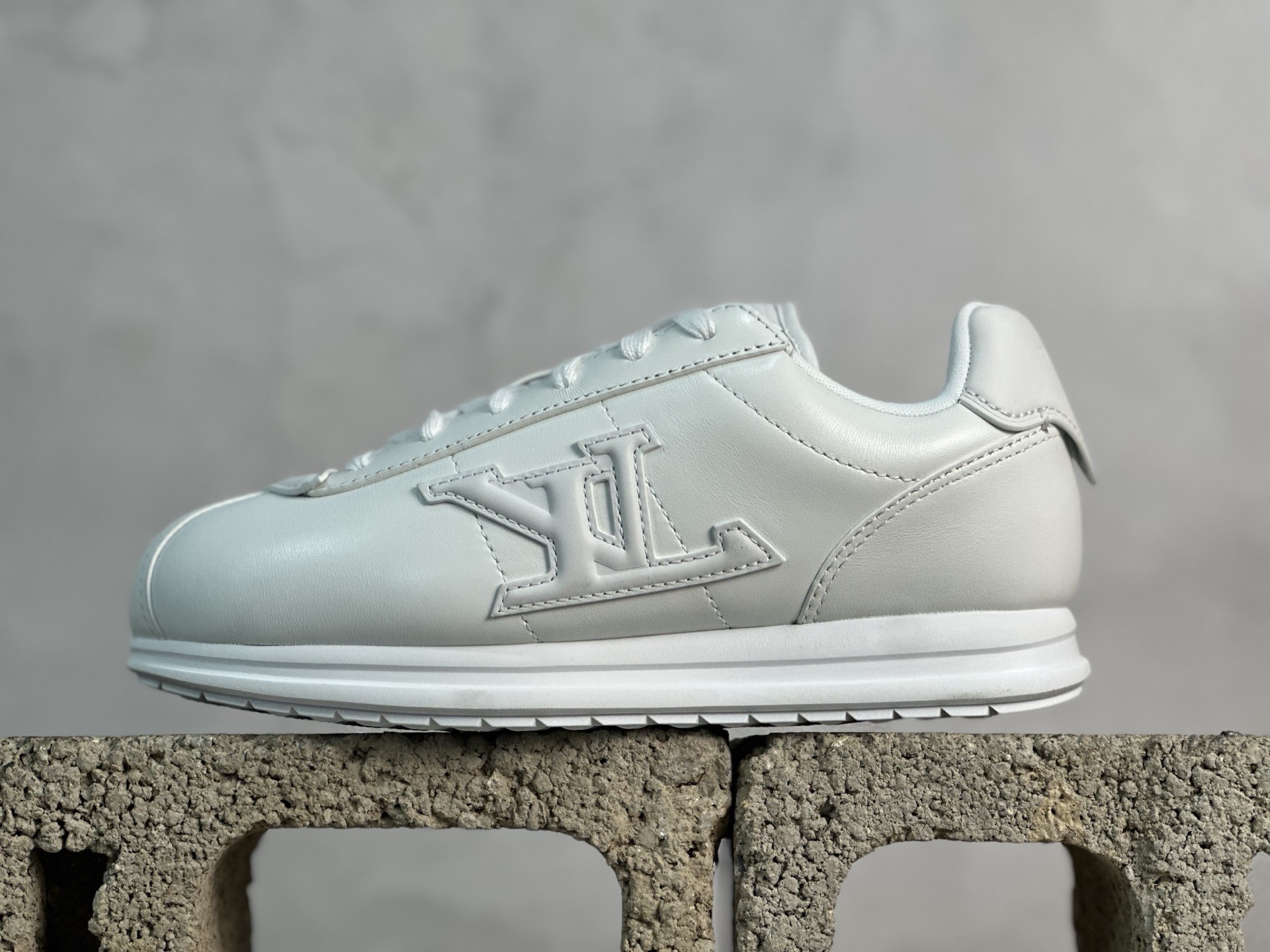 💰420 放店私  M版纯原 Nigo x Louis Vuitton 路易威登 LV Buttersoft 阿甘鞋 低帮休闲面包鞋 全新订单 高端零售外贸充正专供 原版购入开发 全鞋羊皮 牛皮鞋面 ZP级全套包装 完美楦型 正确卡色 大底TPU 质感媲美原版 细节与原版一致 请注意区分市面通货材 尺码：35 36 37 38 39 40 41 42 43 44 45 46 偏大一码