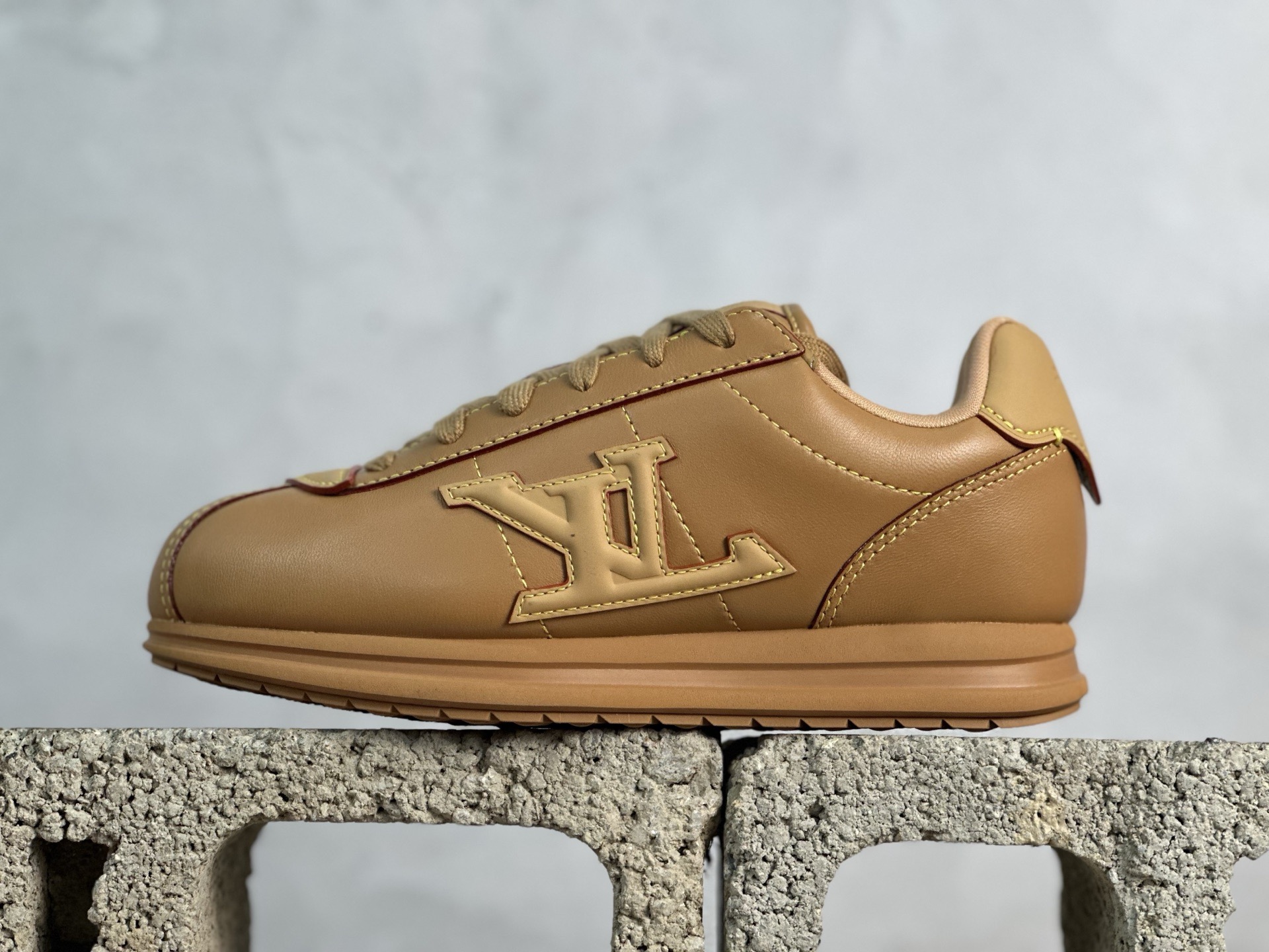 💰420 放店私  M版纯原 Nigo x Louis Vuitton 路易威登 LV Buttersoft 阿甘鞋 低帮休闲面包鞋 全新订单 高端零售外贸充正专供 原版购入开发 全鞋羊皮 牛皮鞋面 ZP级全套包装 完美楦型 正确卡色 大底TPU 质感媲美原版 细节与原版一致 请注意区分市面通货材 尺码：35 36 37 38 39 40 41 42 43 44 45 46 偏大一码