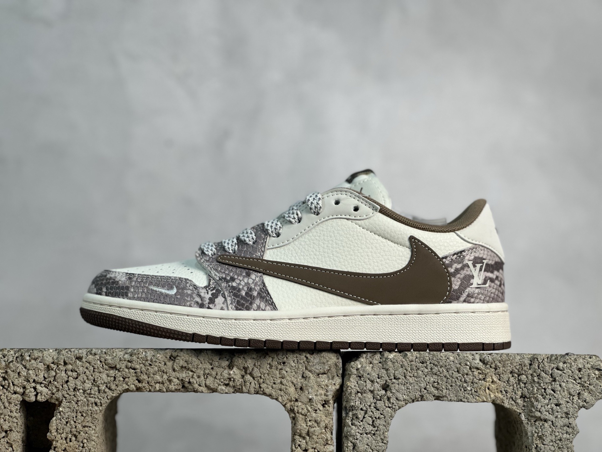 💰280 放店私 Travis Scott x Fragment Design x Air Jordan 1 Low OG SP AJ1 乔1LV联名 棕蟒纹 低帮文化休闲板鞋 XS7089-618 #多方联名合作融合了Travis Scott 独特的音乐风格，藤原浩个性的设计风格以及Jordan品牌的经典元素 使其成为一双具有独特身份和价值的鞋子 清新而立体的外观加上联名标识更突出了其独特身份 这种配色方案显示出活力和时尚感 在视觉上引人注目 鞋身的质感和细腻的细节处理使其显得高端而格调十足 这款“倒钩”联名是设计与创意完美结合 融合多方的个性风格是一款备受瞩目的潮流鞋款 尺码：36 36.5 37.5 38 38.5 39 40 40.5 41 42 42.5 43 44 44.5 45 9.E5
