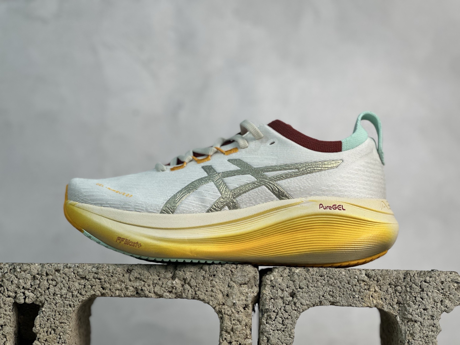 放店私 亚瑟士GEL-Cumulus 27 雨云27代超顶级轻量化运动有氧慢跑鞋 ⚠️独家跳码标,欢迎品鉴⚠️ ⚠️​超软踩屎感,特高弹料⚠️ #原楦原纸版开发,原鞋1:1开发 #采用人体工学轻质透气工程提花网眼鞋面材质 #全掌FF BLAST PLUS棉感中底 #AHAR橡胶,兼顾抓地及耐久性底片❗️