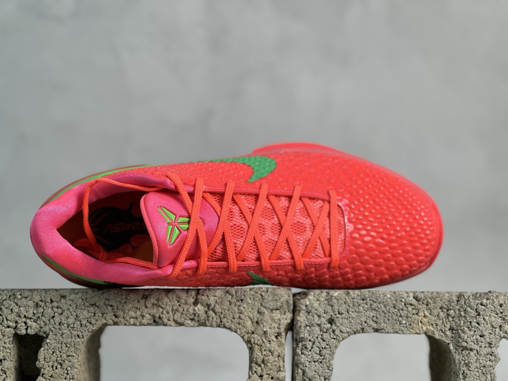 GX💰480 放店私
NK Zoom Kobe 6 Protro 科比六代  WNBA全明星PE 圈内顶级批次 完美复刻公司货 前掌超大Zoom Turbo气垫 后掌EVA缓震 真正的原汁原味 还原ZP脚感 全身鞋材卡料色独家定制 唯一正确喷漆工艺Swoosh 正确凹凸蛇鳞工艺 正确鞋面渐变效果 内全置真动飞态线 独立原厂模具 最大尺码达到48.5码 首批不拼图大几率过验 亲测已过 支持各种高强度实战 无需担心 上脚价 补货周期极长 脚宽建议买大半码 科比系列前掌偏窄 尺码：40 40.5 41 42 42.5 43 44 44.5 45 45.5 46 47.5 48.5